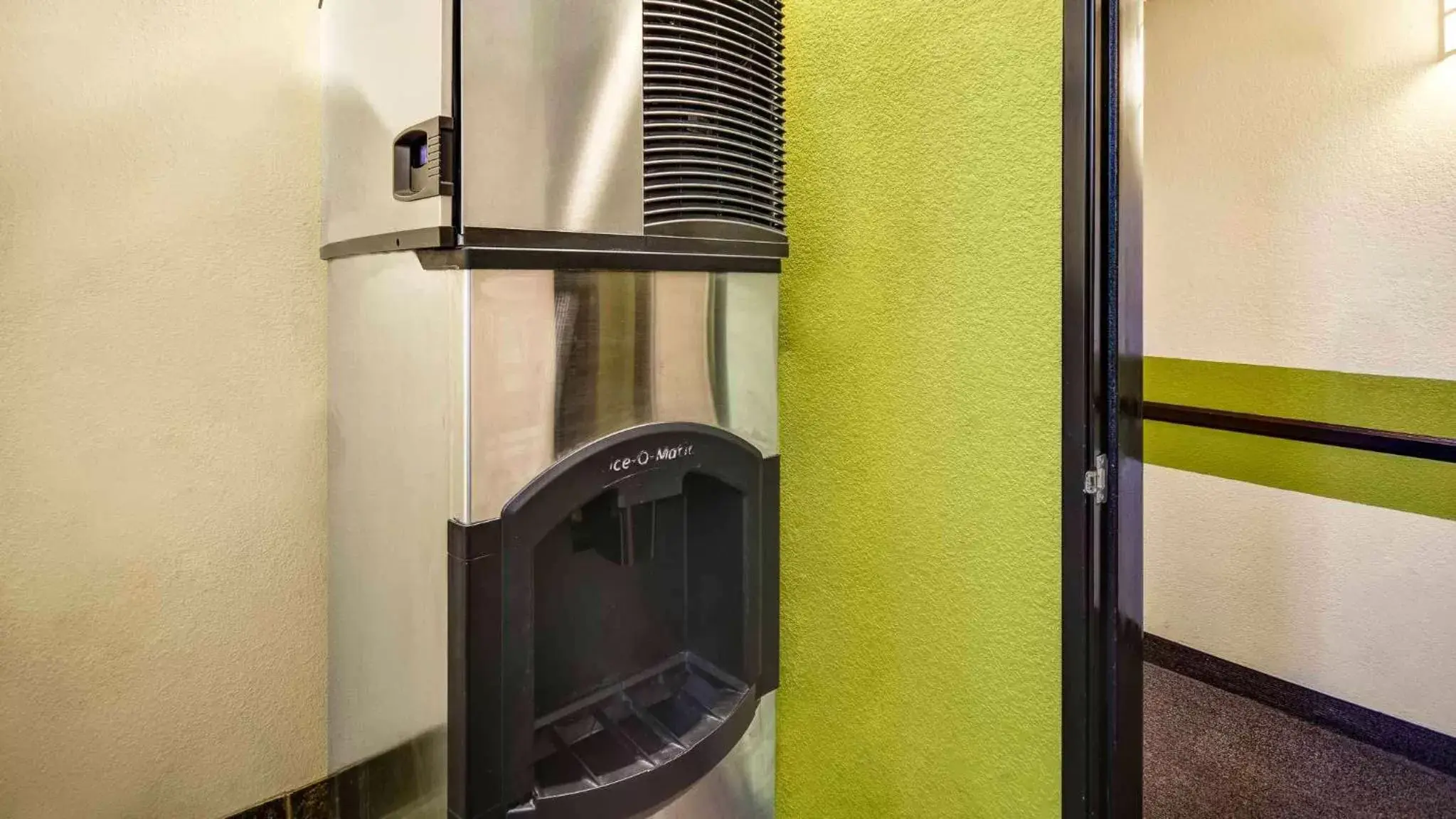 Property building in Lakeside Inn Lake Havasu City Property building in Lakeside Inn Lake Havasu City