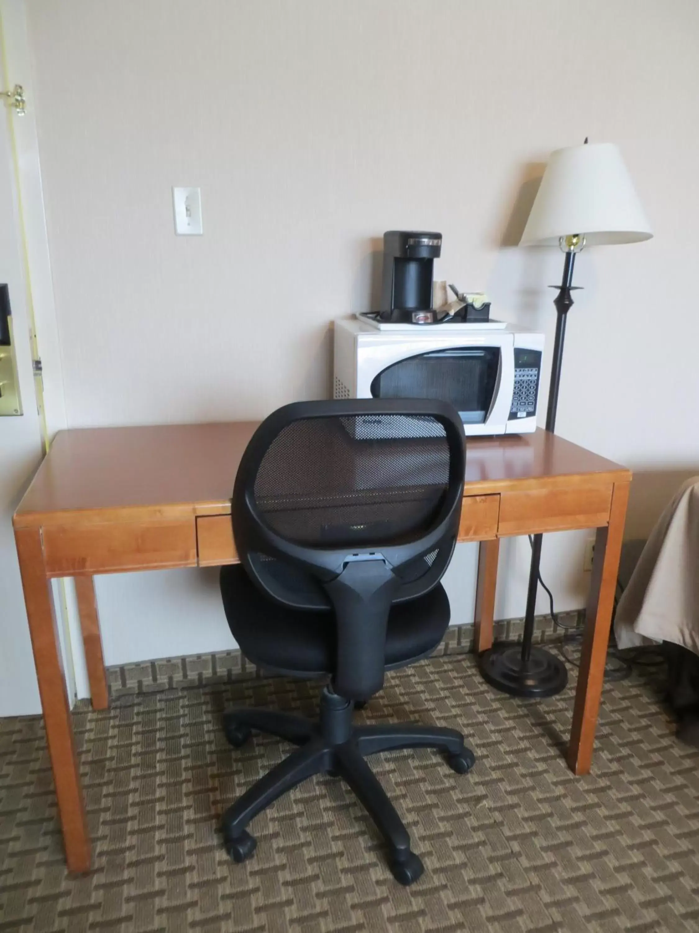 Coffee/tea facilities, Dining Area in Travelodge by Wyndham Thunder Bay ON