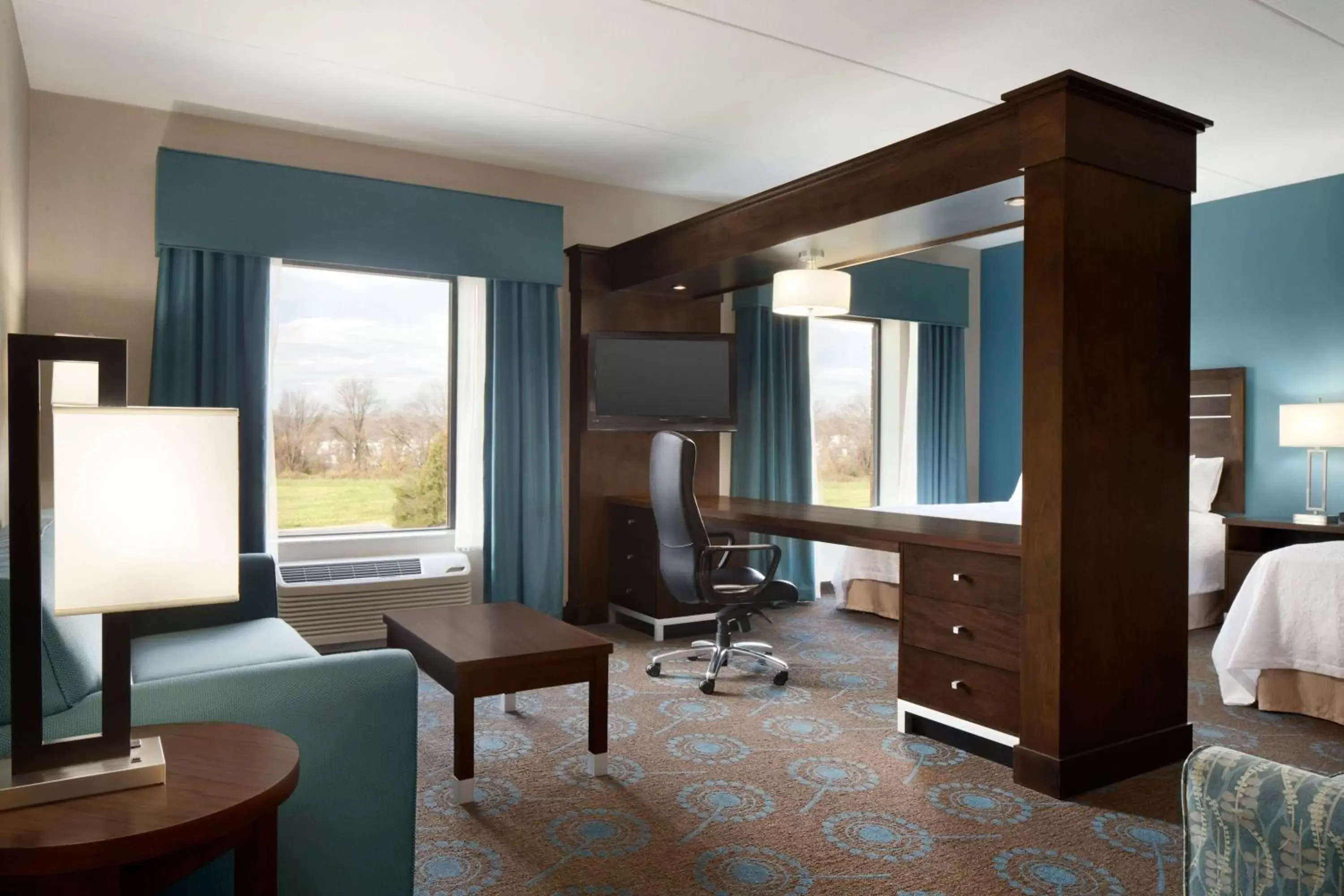 Bed, Seating Area in Hampton Inn & Suites Aberdeen/APG South