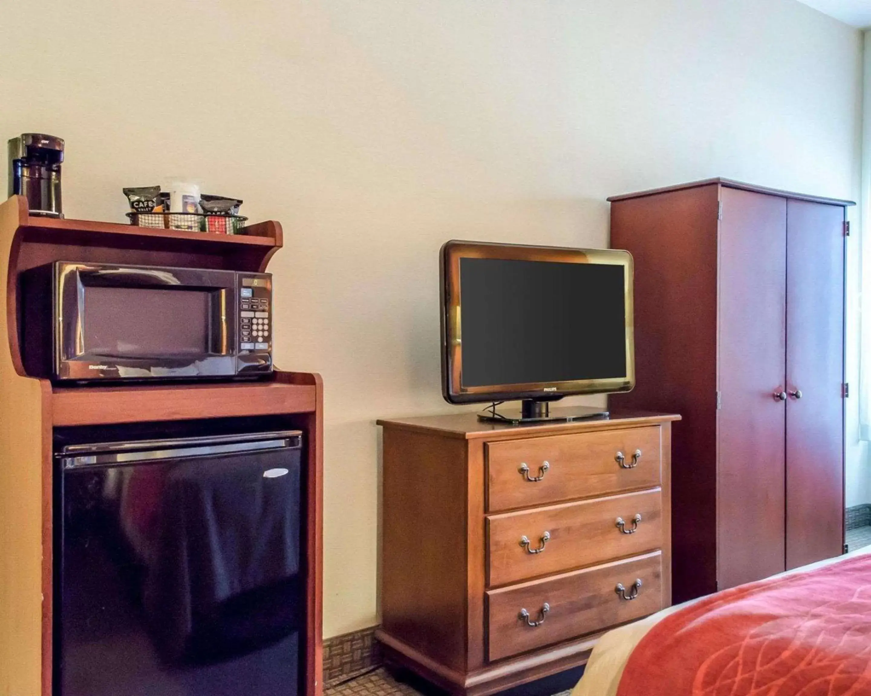 Photo of the whole room, TV/Entertainment Center in Comfort Inn & Suites York
