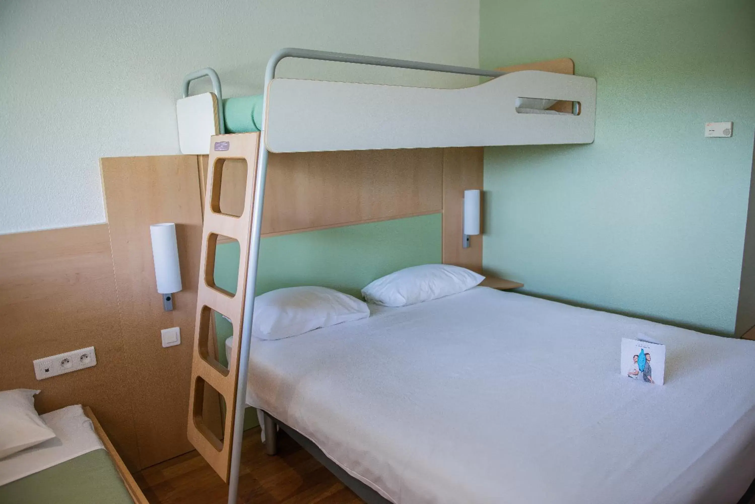 Photo of the whole room, Bunk Bed in ibis budget Site du Futuroscope