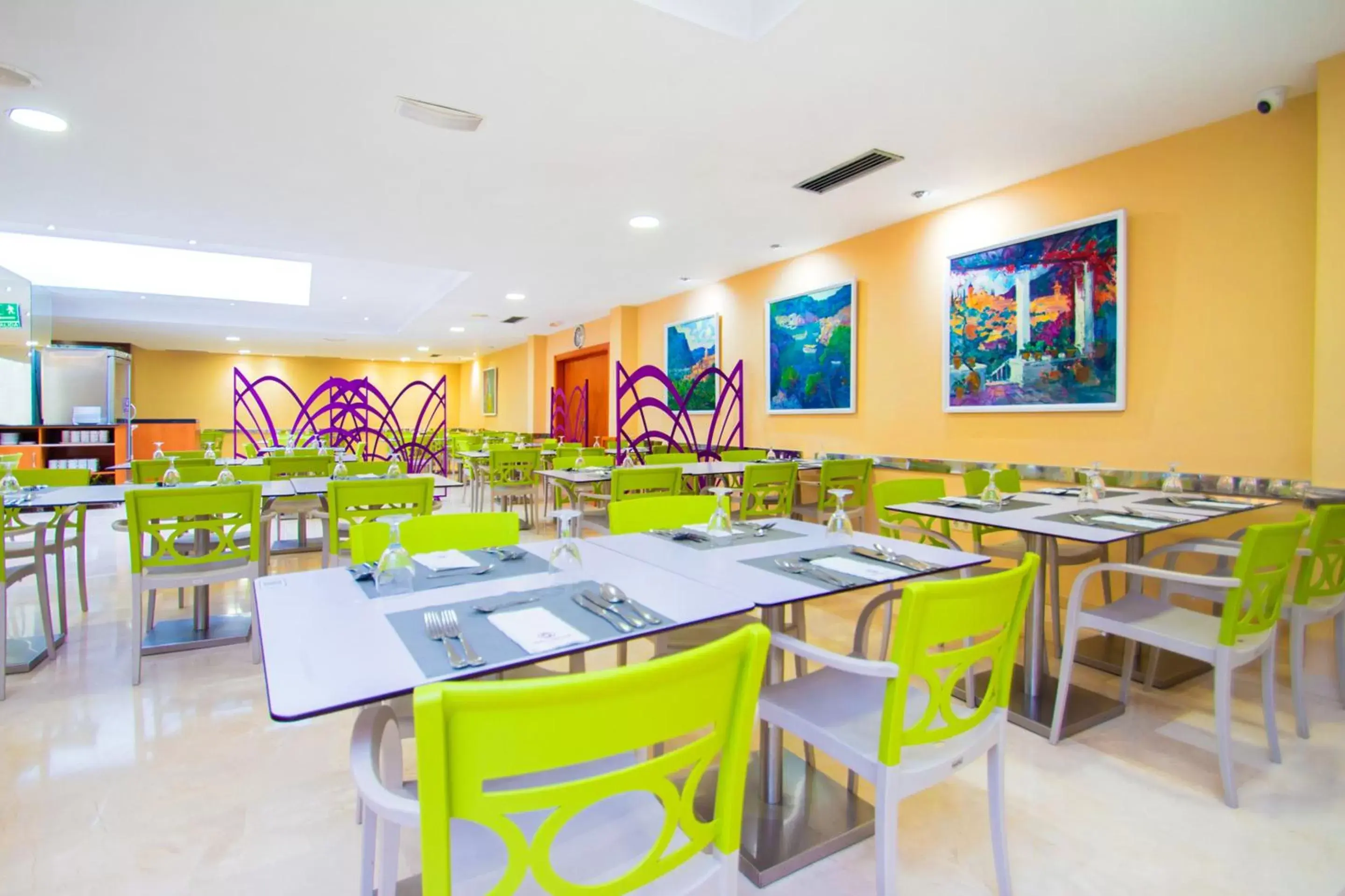 Restaurant/Places to Eat in Hotel Servigroup Pueblo Benidorm