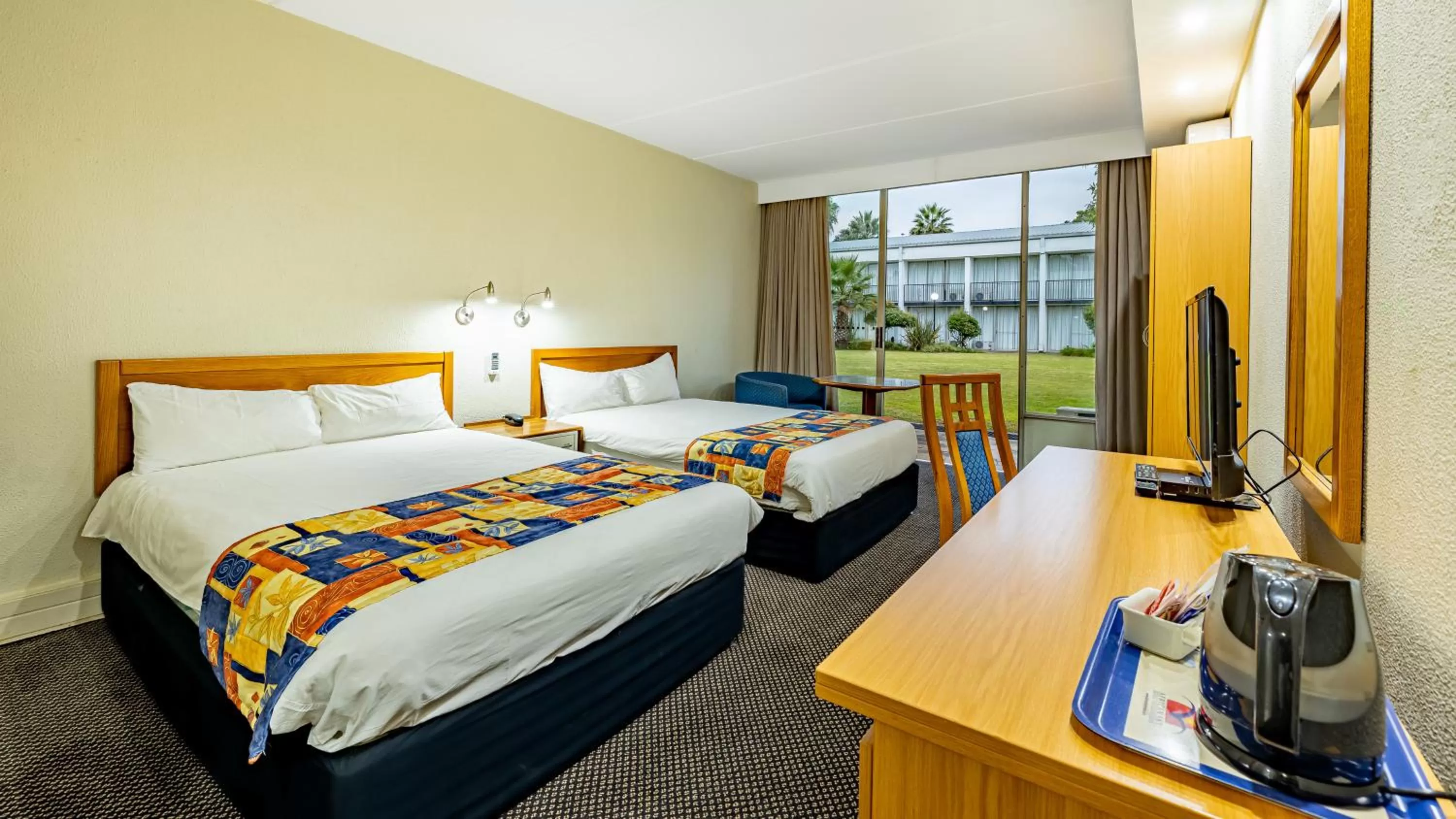 Bedroom, Bed in African Sky Newcastle Inn