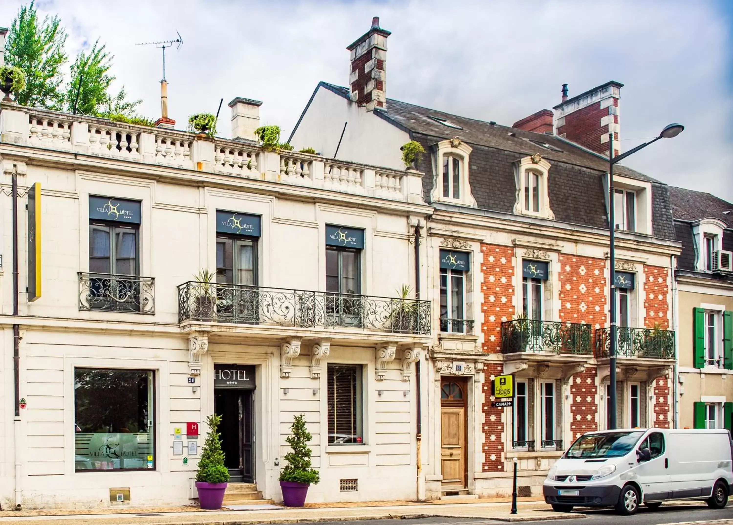 Property Building in Logis Villa C Hôtel