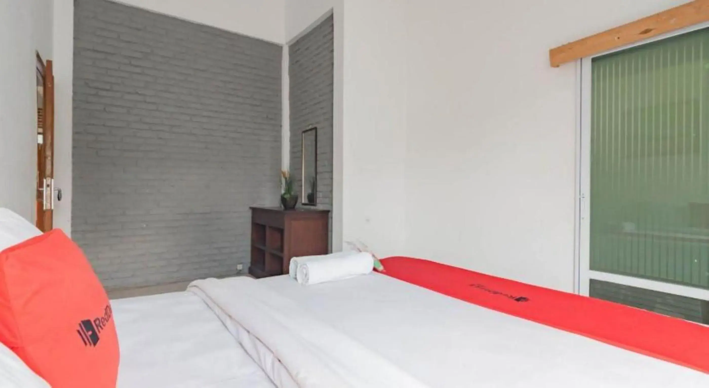 Bedroom, Bed in RedDoorz near Kampung Gajah 2