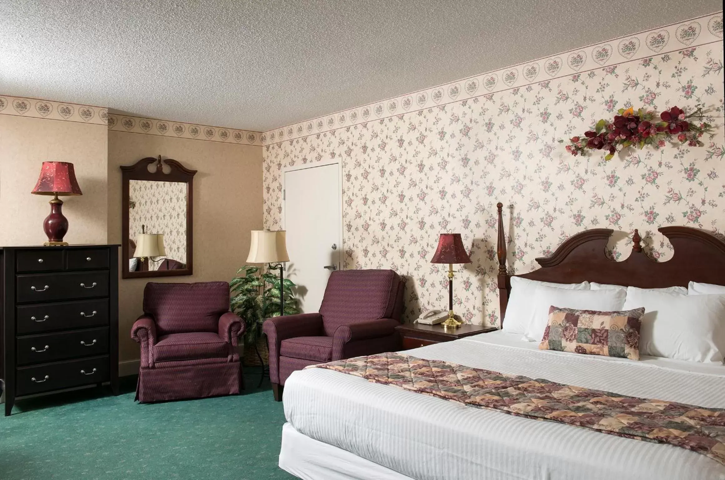 Photo of the whole room, Bed in Bird-in-Hand Family Inn