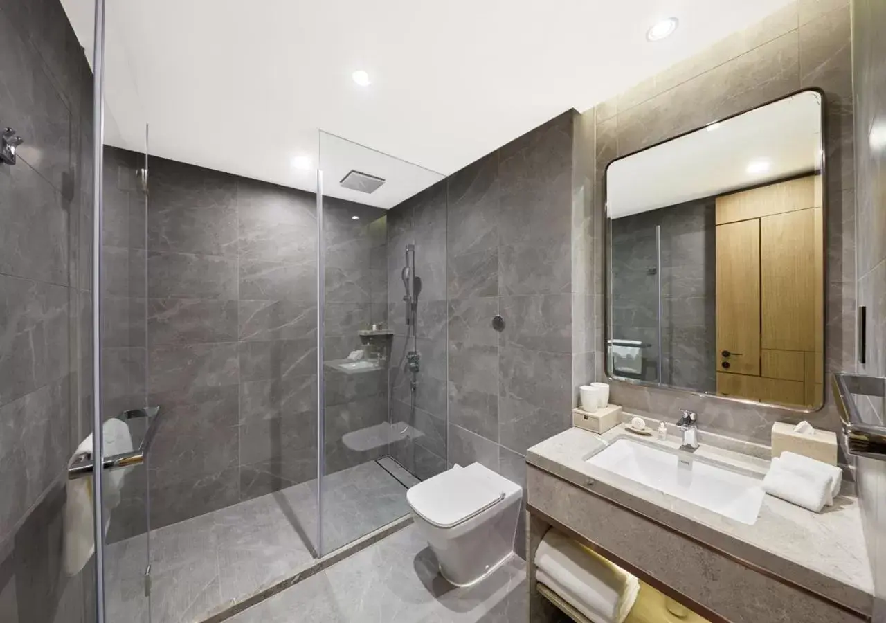 Shower, Bathroom in One-Eight-One Hotel & Serviced Residences