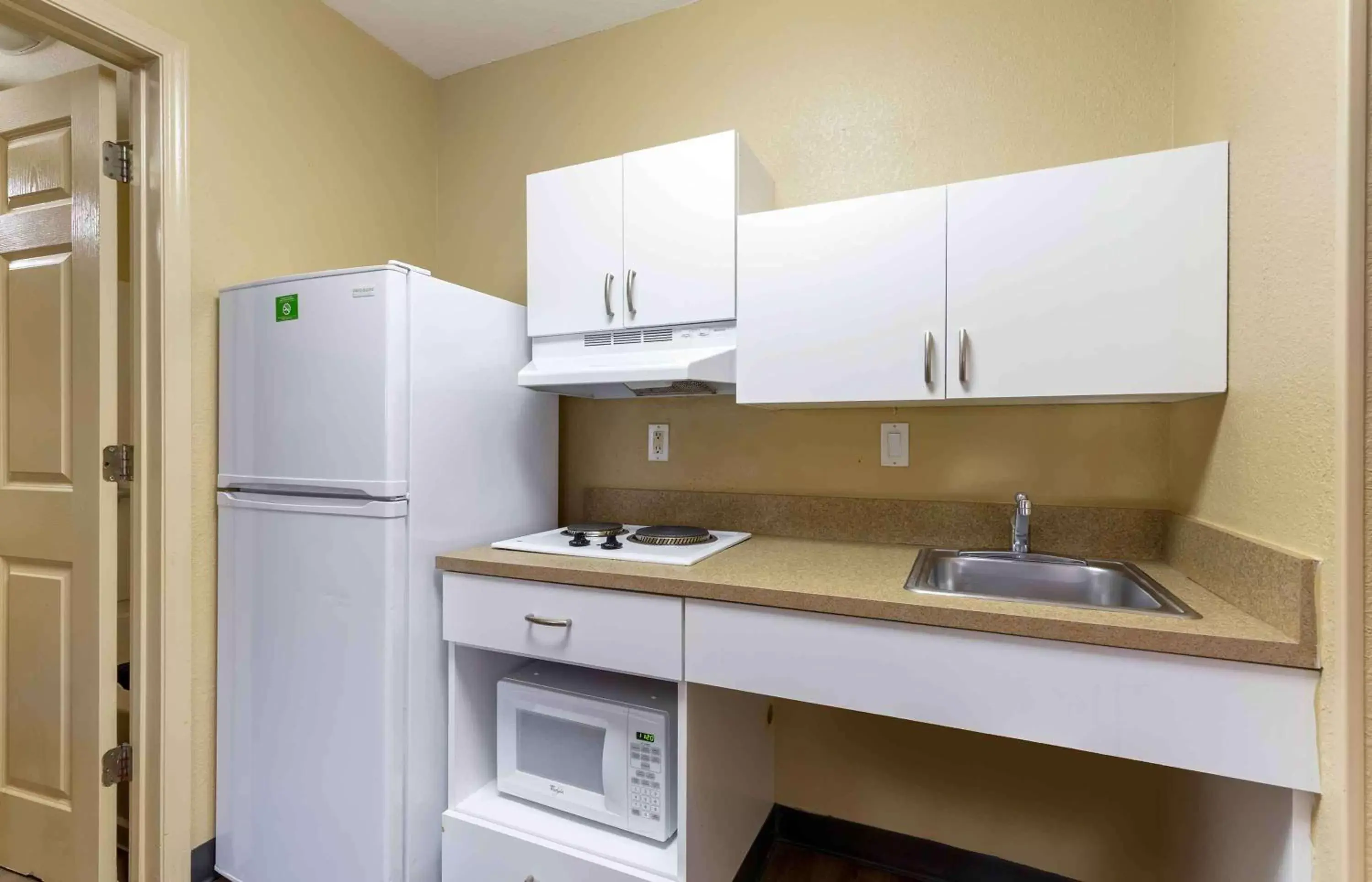 Bedroom, Kitchen/Kitchenette in Extended Stay America Suites - Washington, DC - Fairfax