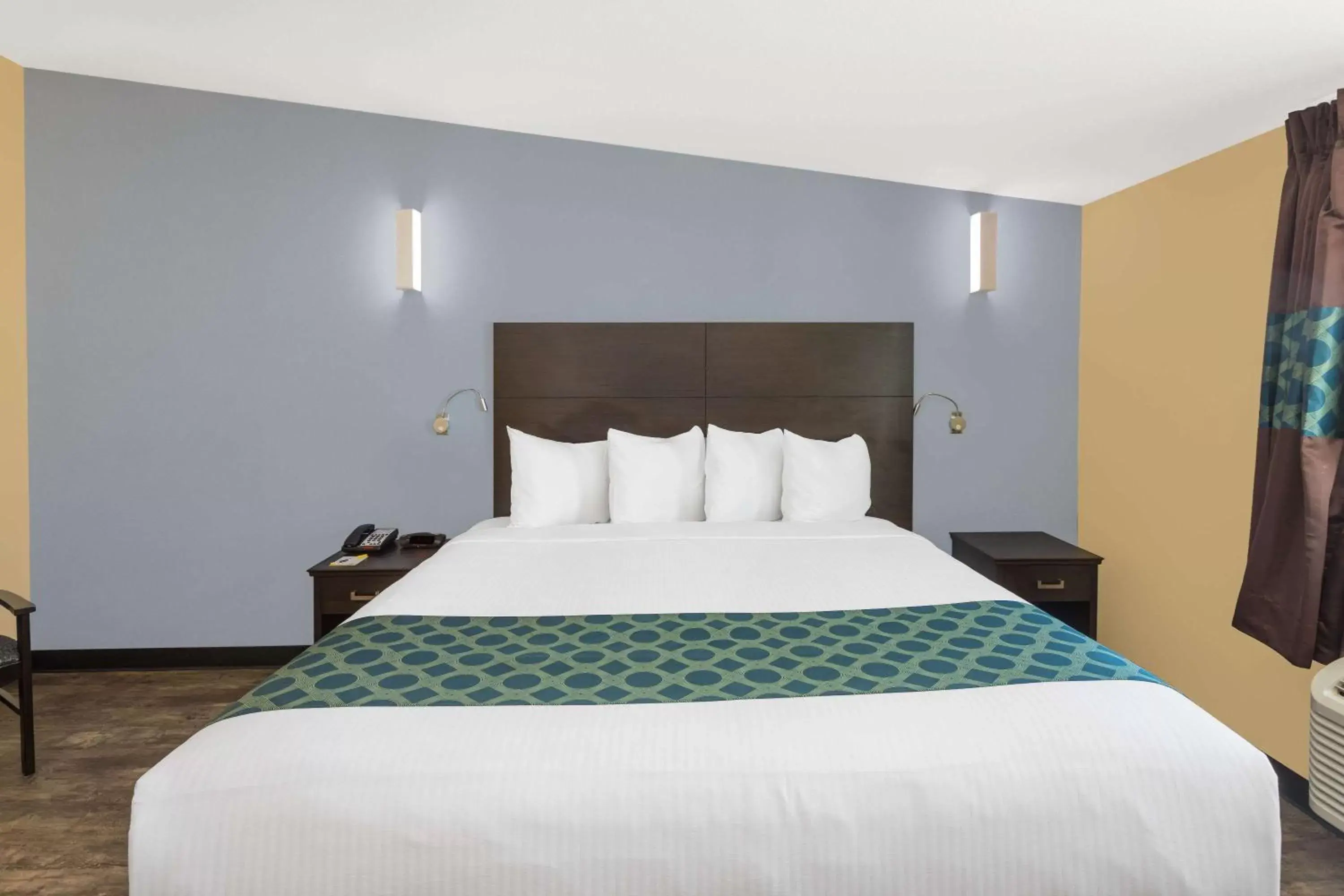 Photo of the whole room, Bed in Days Inn by Wyndham New Orleans Pontchartrain