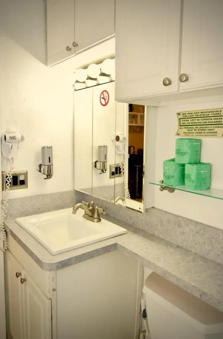 Bathroom in Sheridan Hostel
