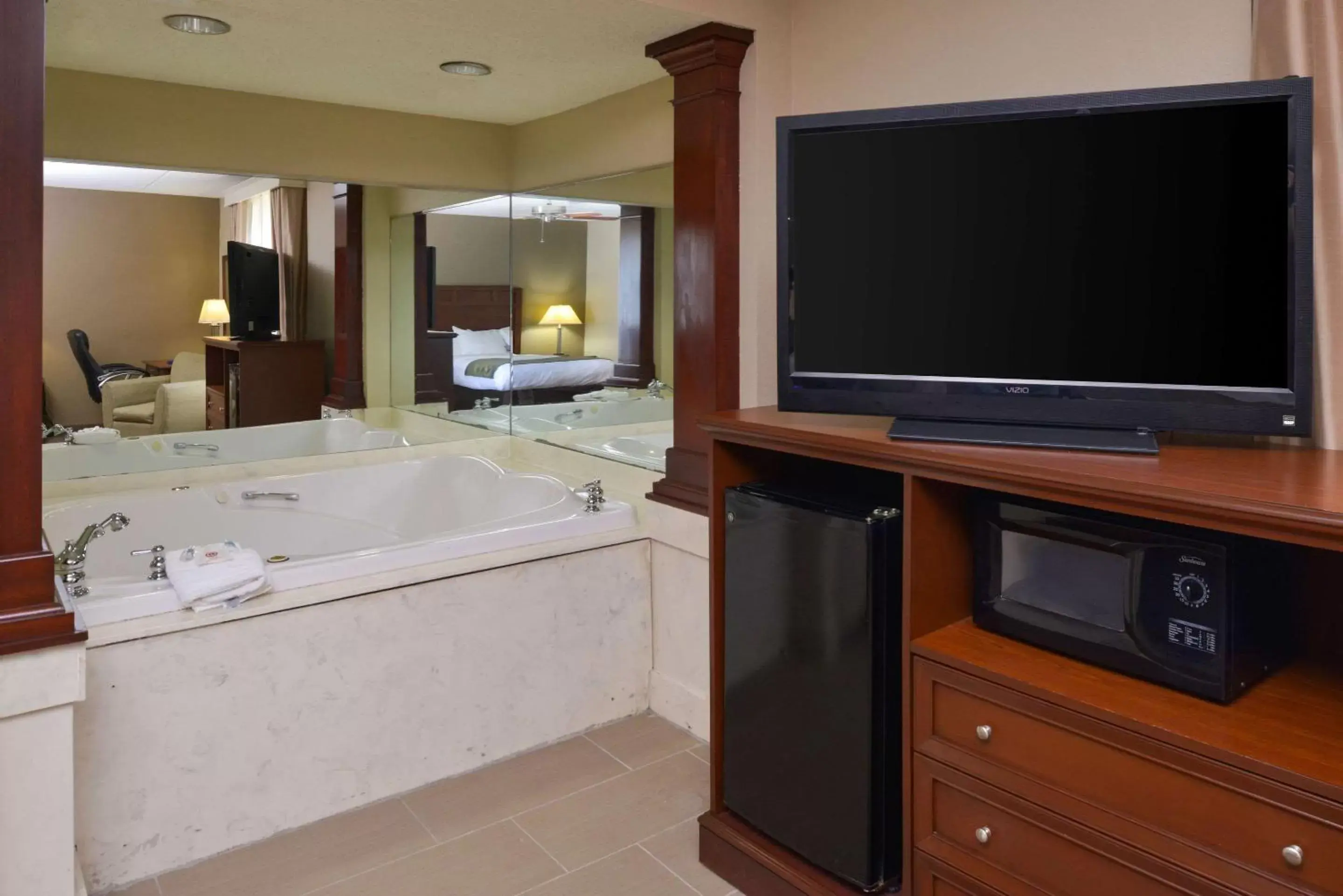 Photo of the whole room, TV/Entertainment Center in Comfort Inn Dickson