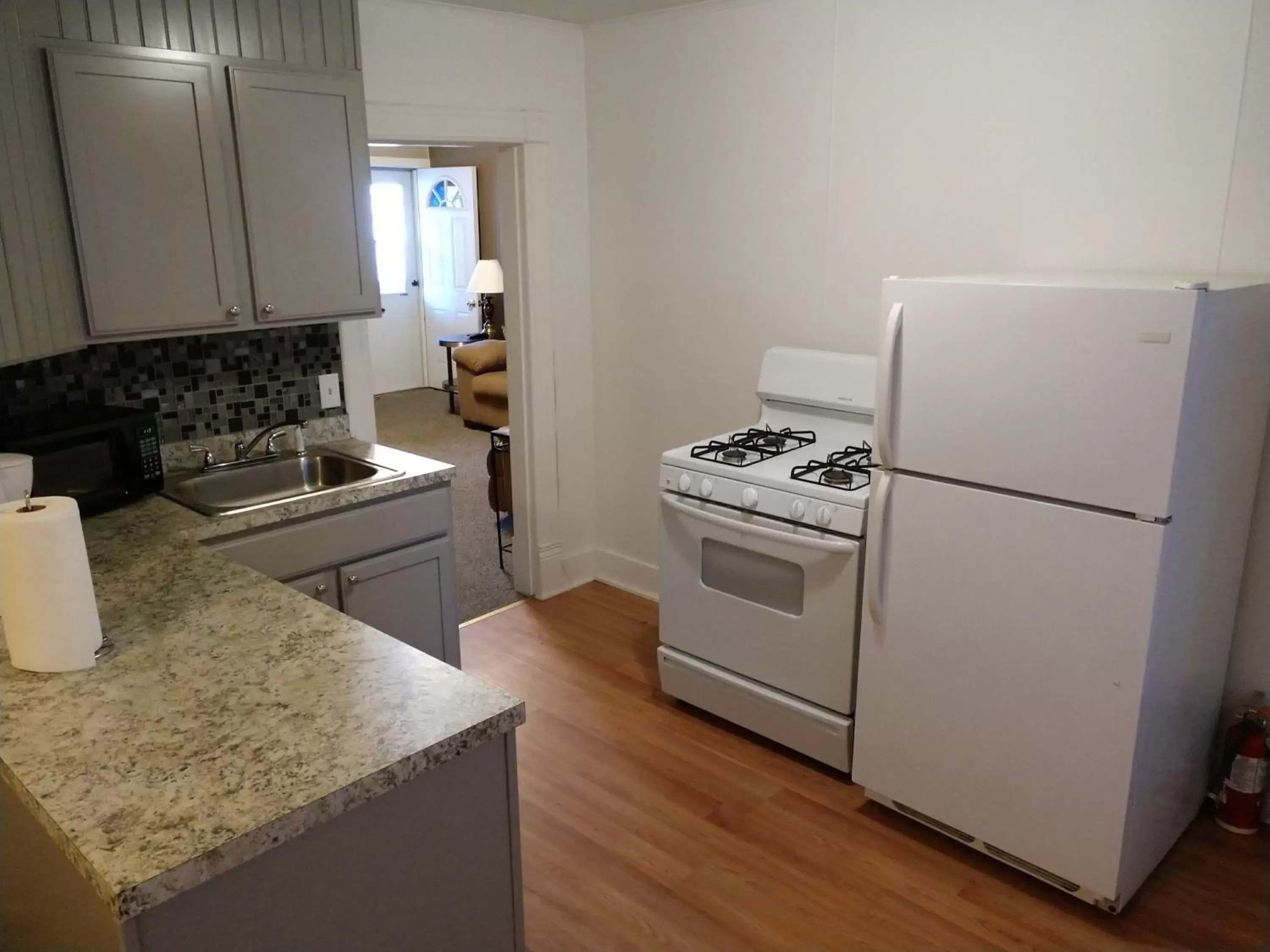 Kitchen/Kitchenette in Hotel Wayne