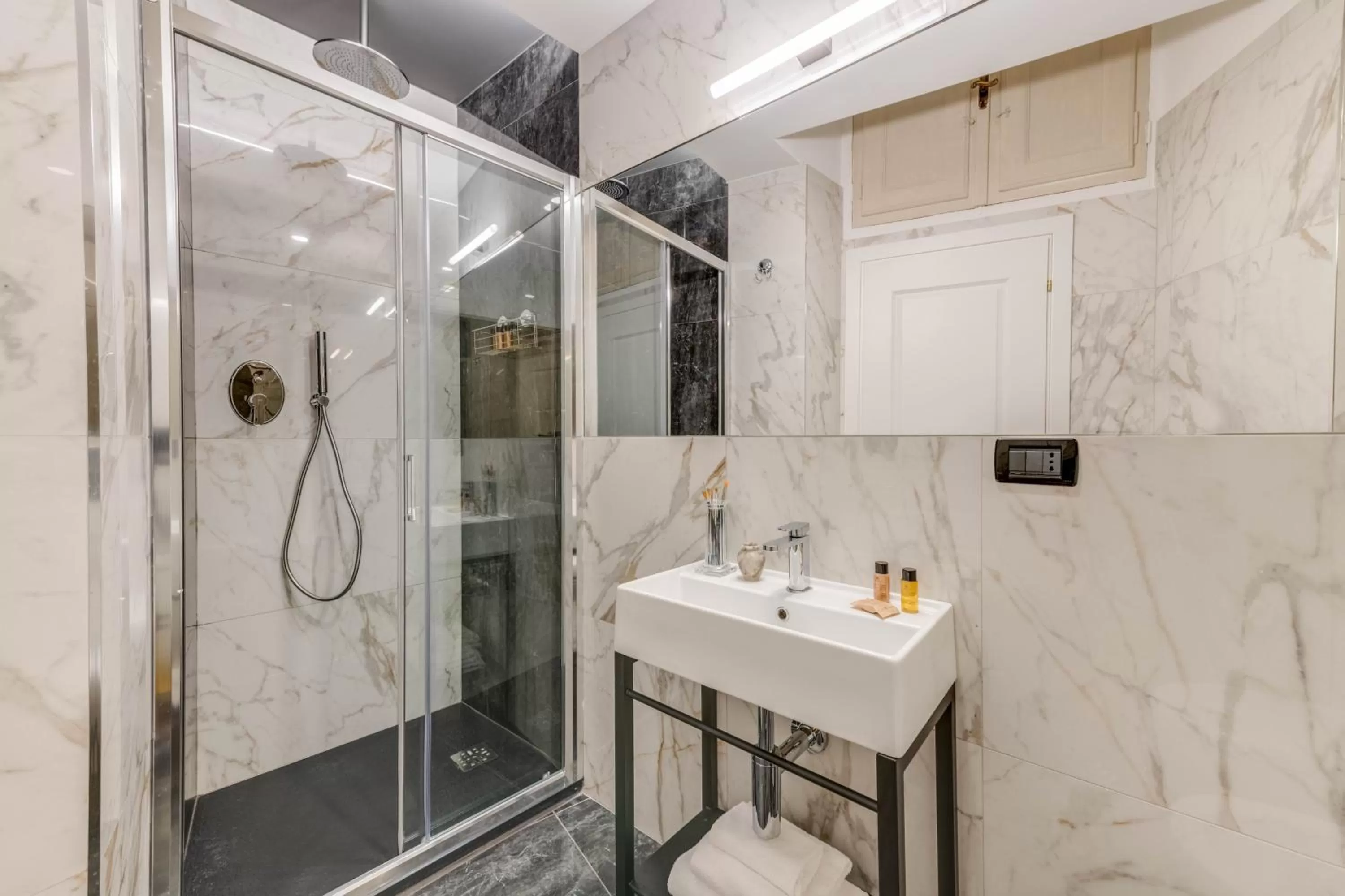 Shower in Navona Theatre Hotel