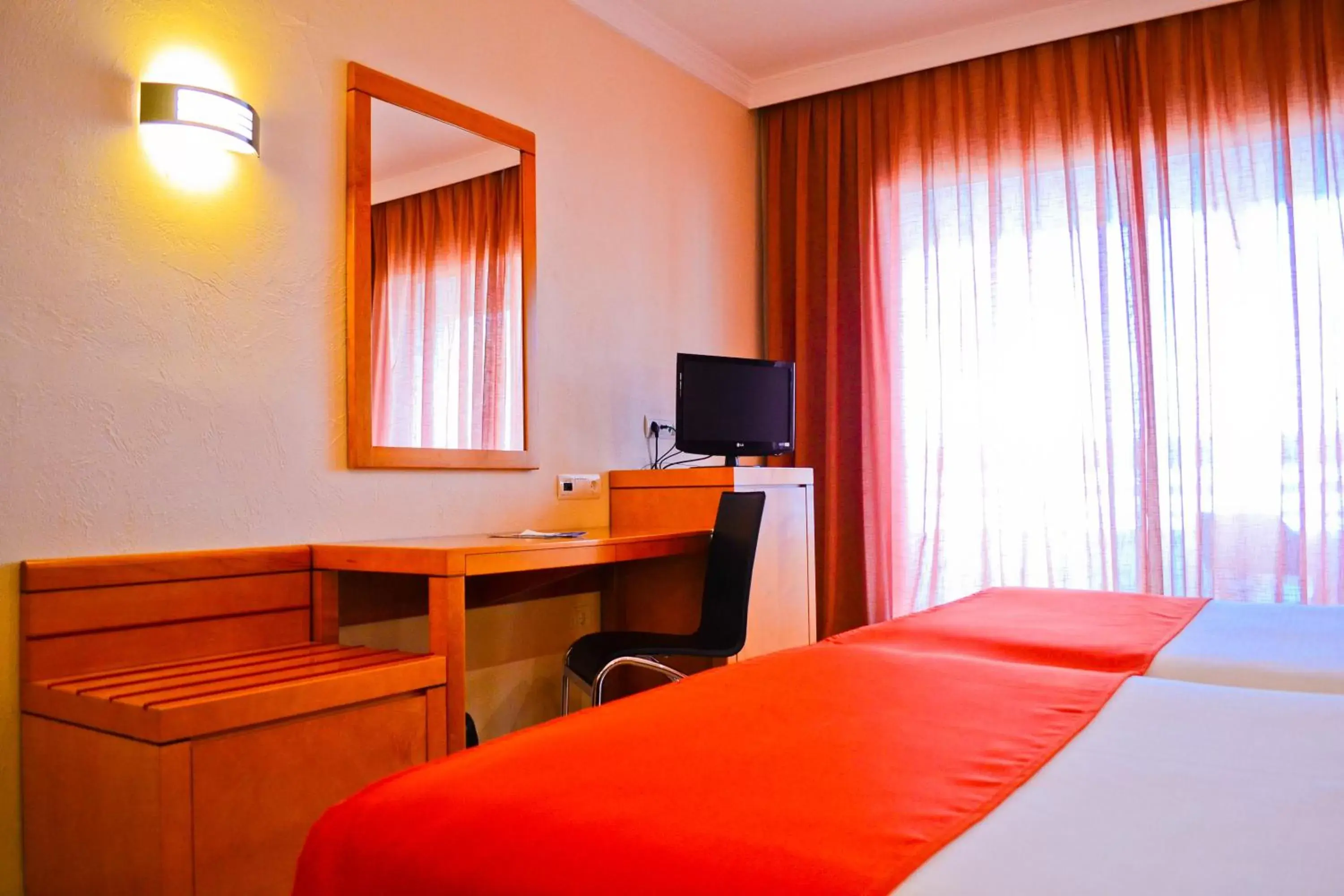 Bed, TV/Entertainment Center in Hotel Maya Alicante