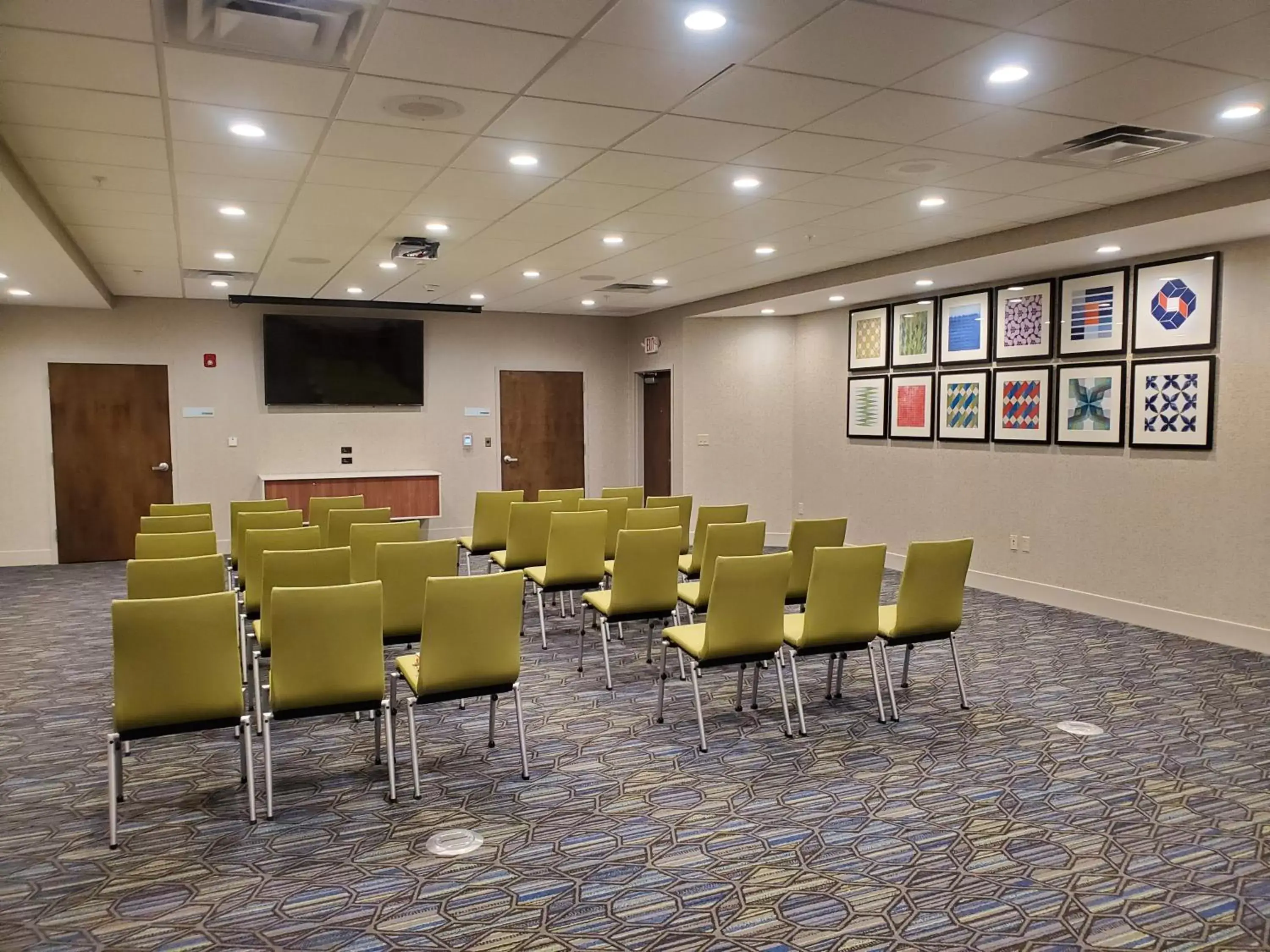 Meeting/conference room in Holiday Inn Express & Suites Sandusky, an IHG Hotel