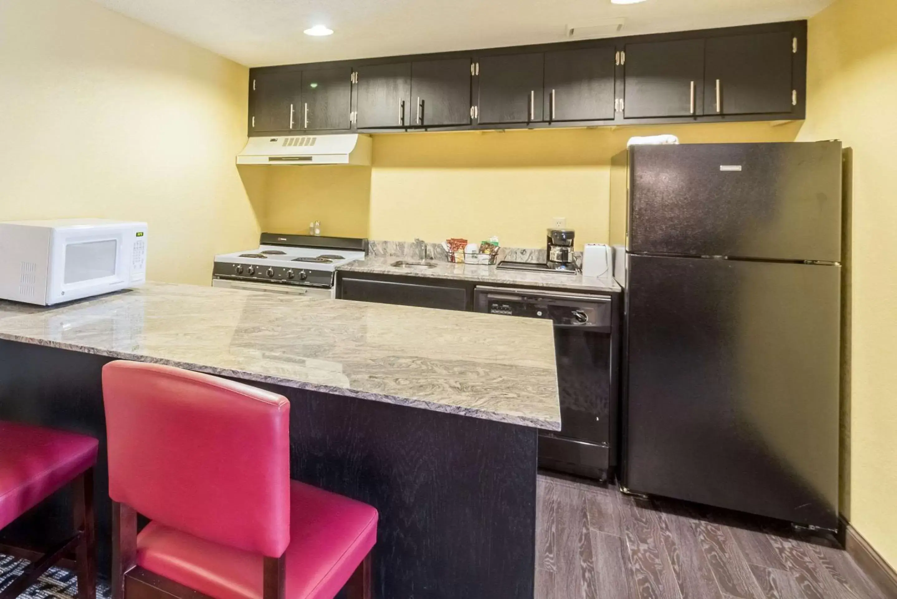 Photo of the whole room, Kitchen/Kitchenette in Quality Inn & Suites Mayo Clinic Area