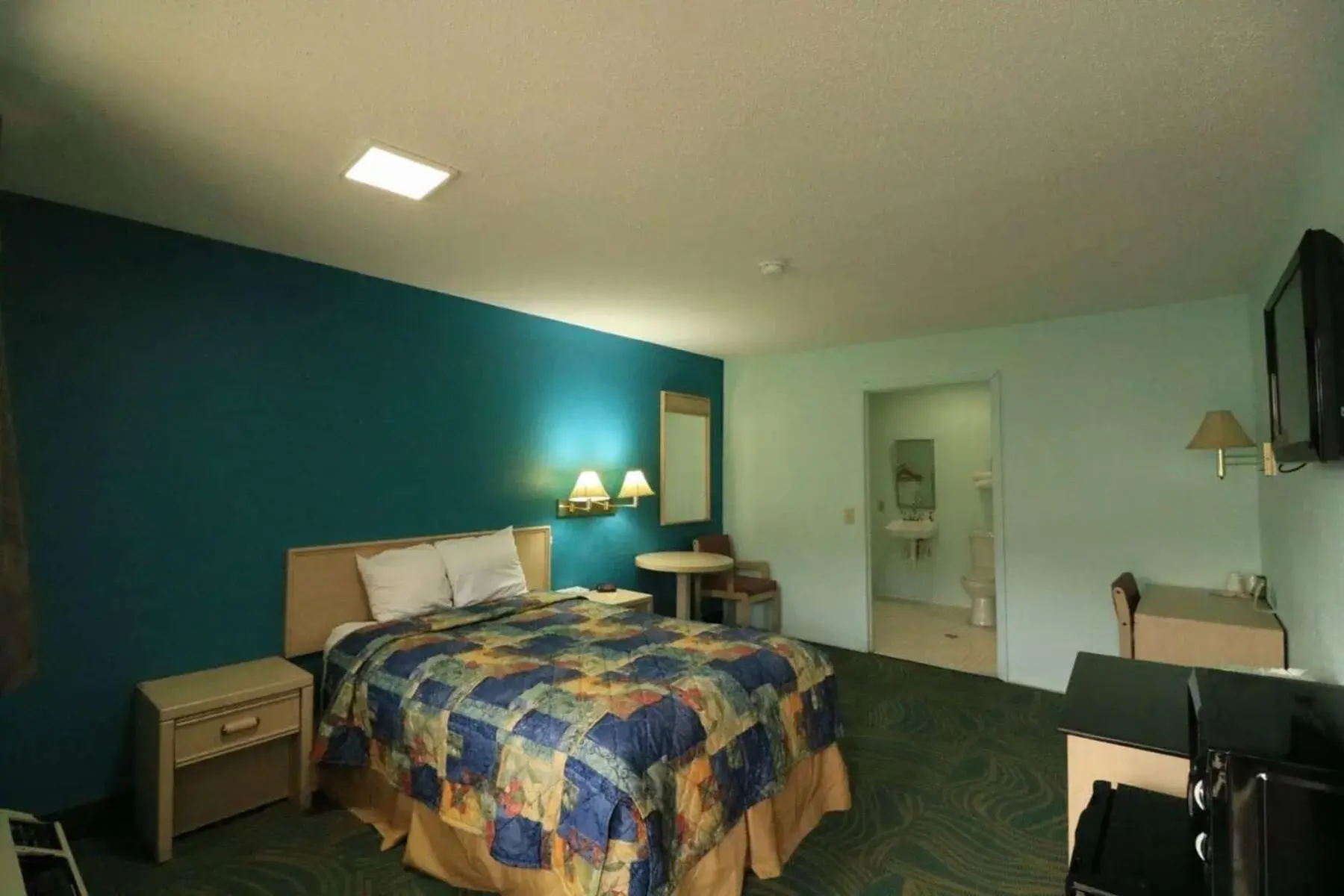 Photo of the whole room in Travelodge by Wyndham Parkersburg