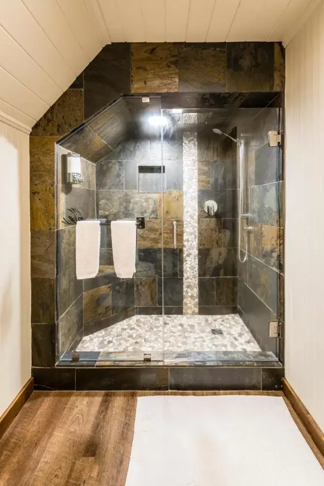 Bathroom in Rustlers Lodge
