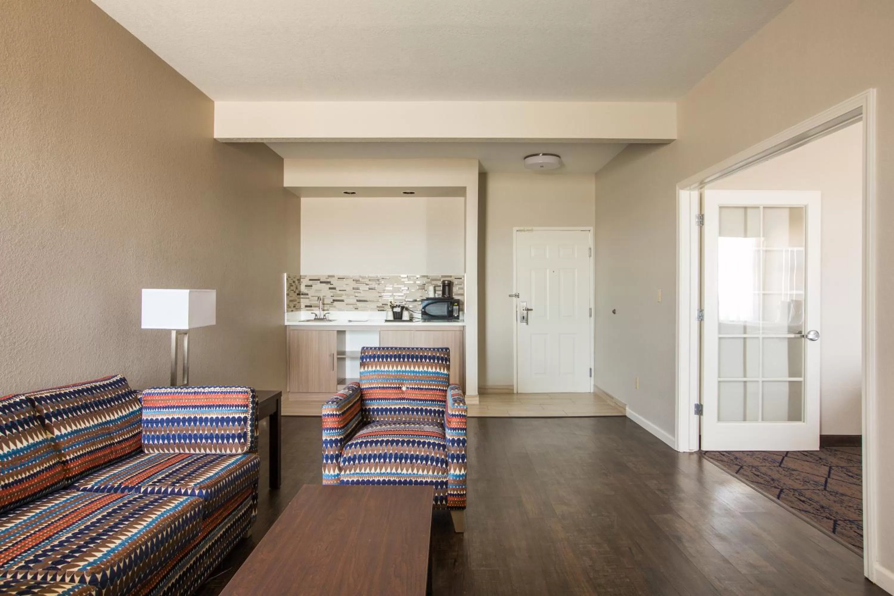 Living room, Bed in Baymont by Wyndham Albuquerque Airport