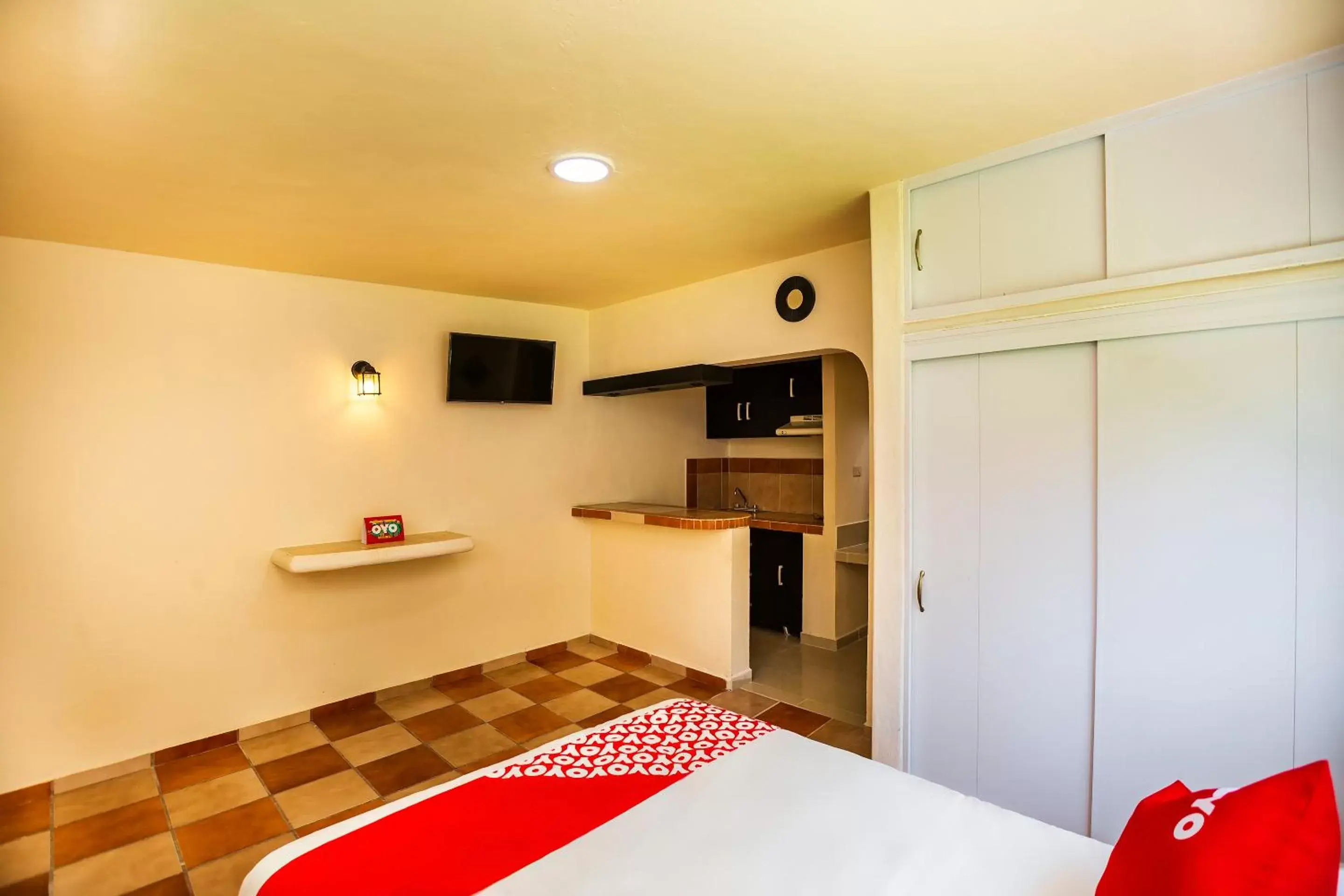 Bedroom, Kitchen/Kitchenette in OYO Hotel Dos Mundos,Aeropuerto Internacional de Cozumel
