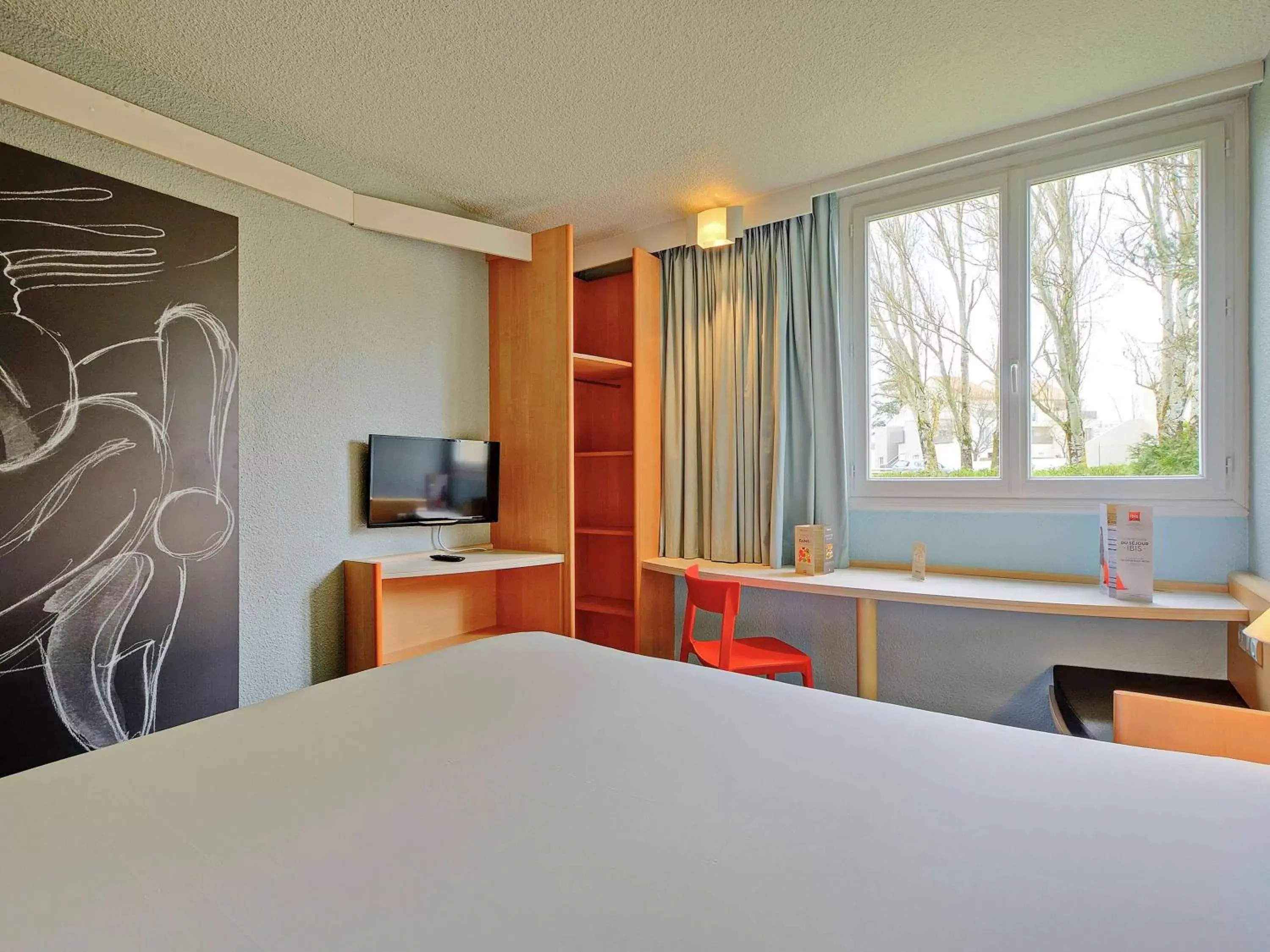 Photo of the whole room, Bed in ibis Poitiers Beaulieu