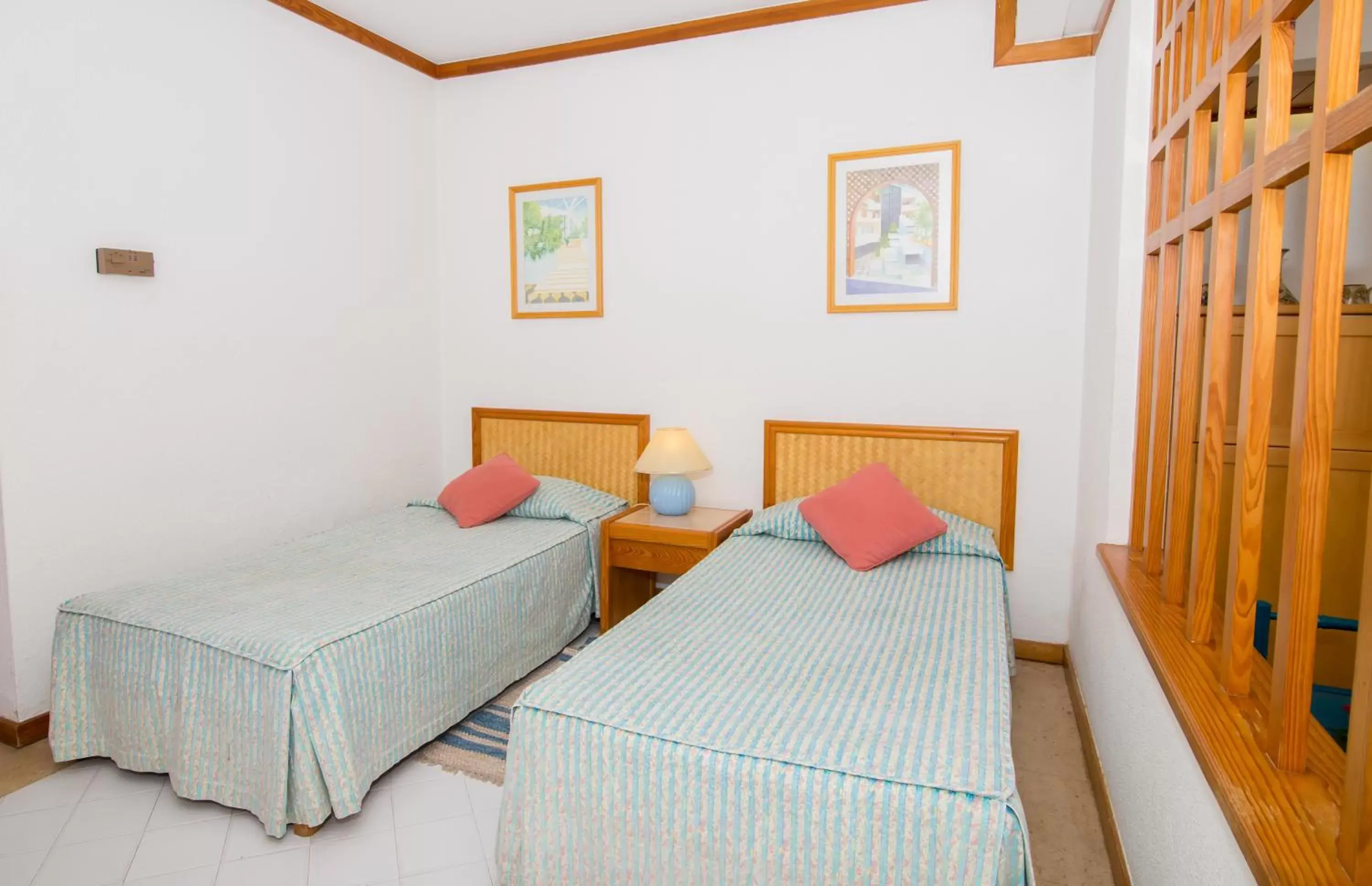 Bedroom, Bed in Muthu Oura Praia Hotel