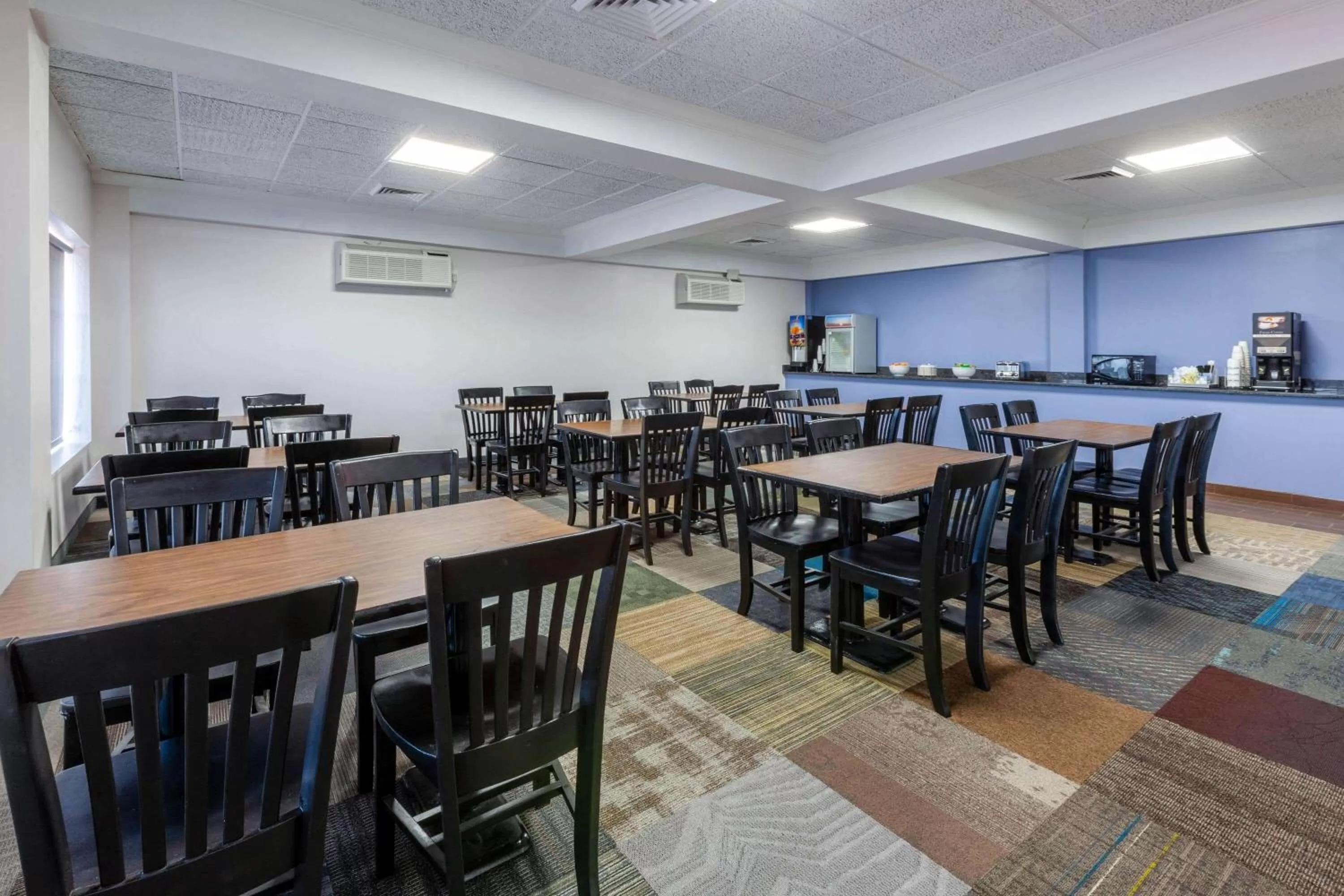 Restaurant/places to eat in Days Inn by Wyndham Sandusky Cedar Point