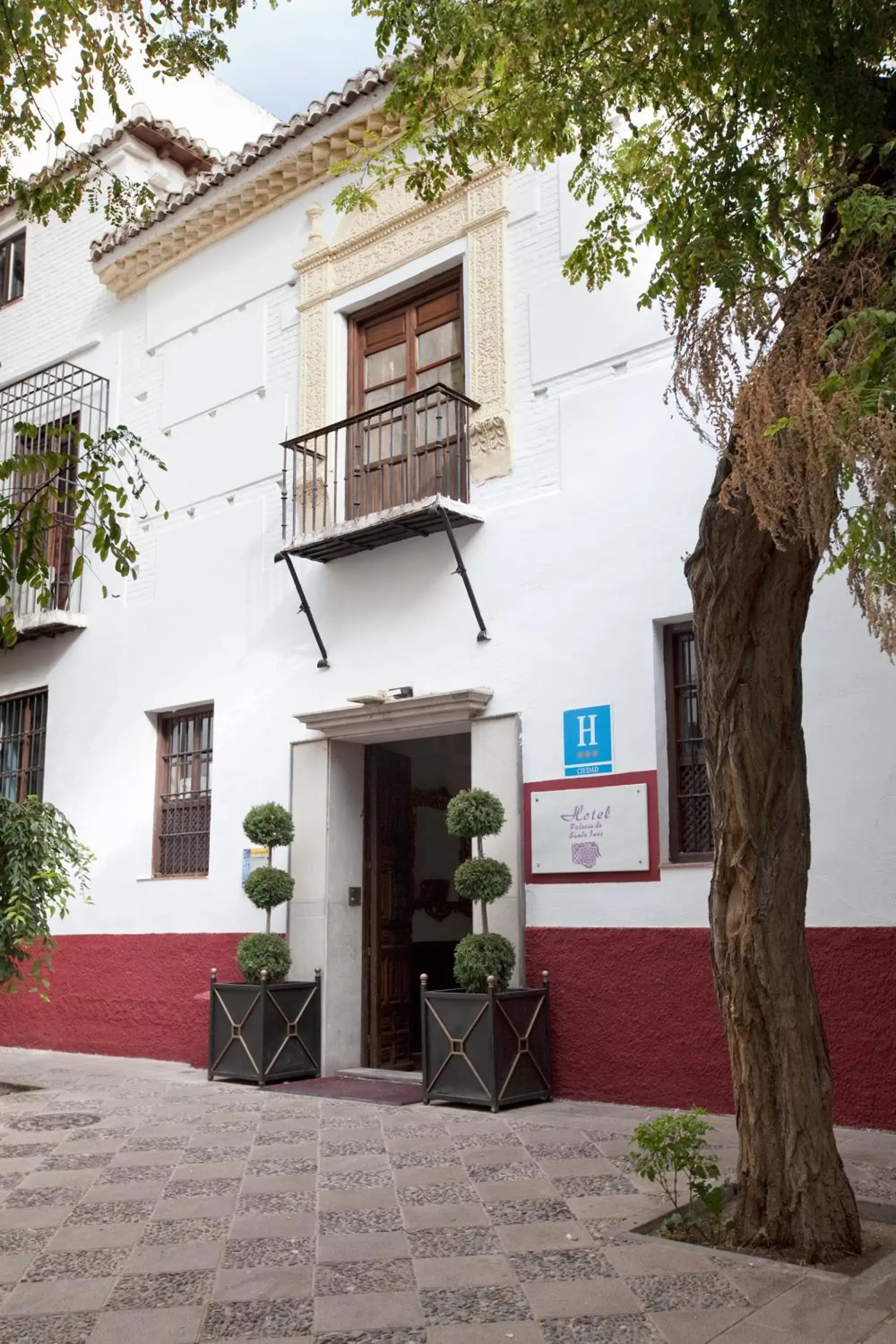 Facade/entrance, Property Building in Palacio de Santa Inés