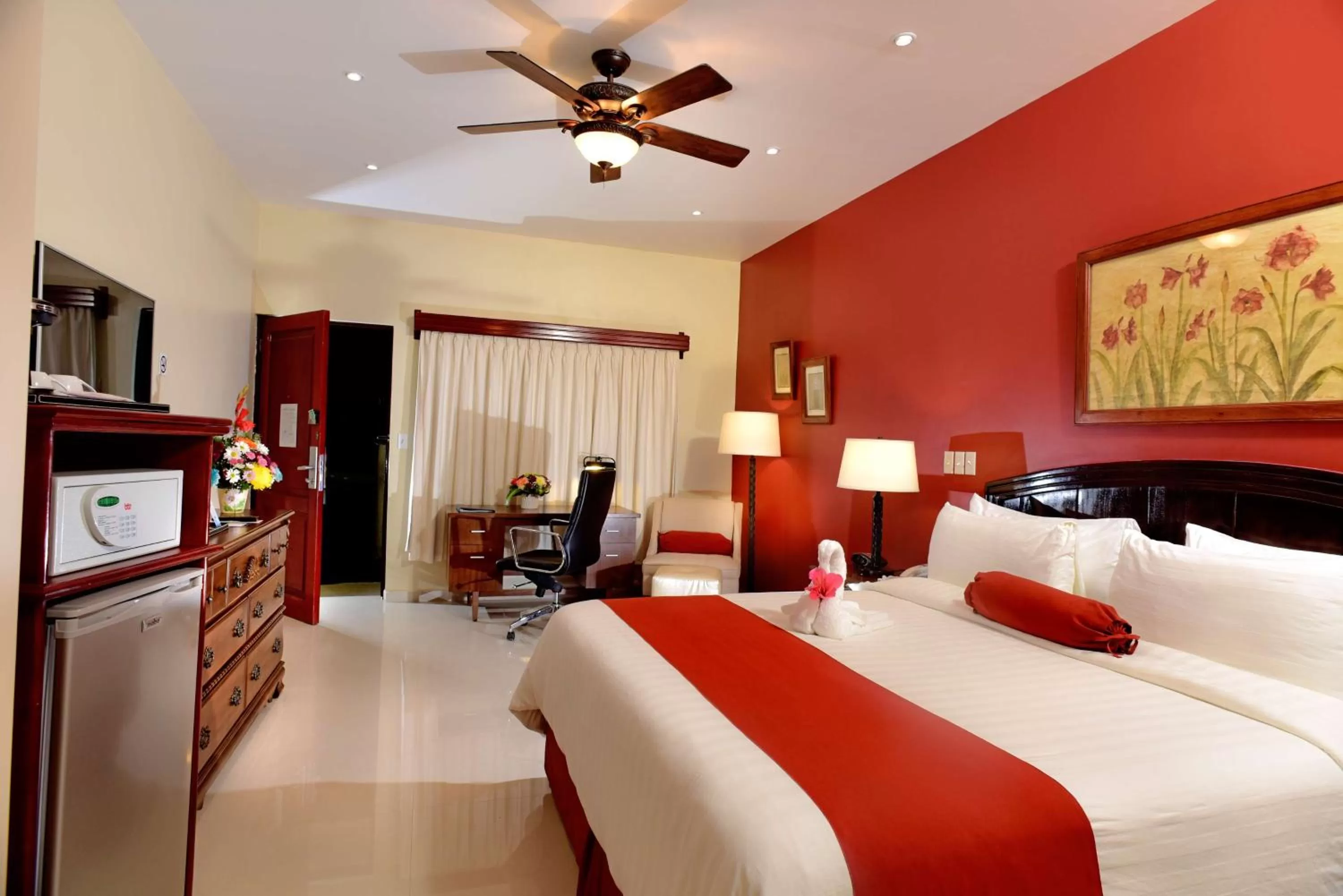 Photo of the whole room, Bed in Best Western Plus Belize Biltmore Plaza