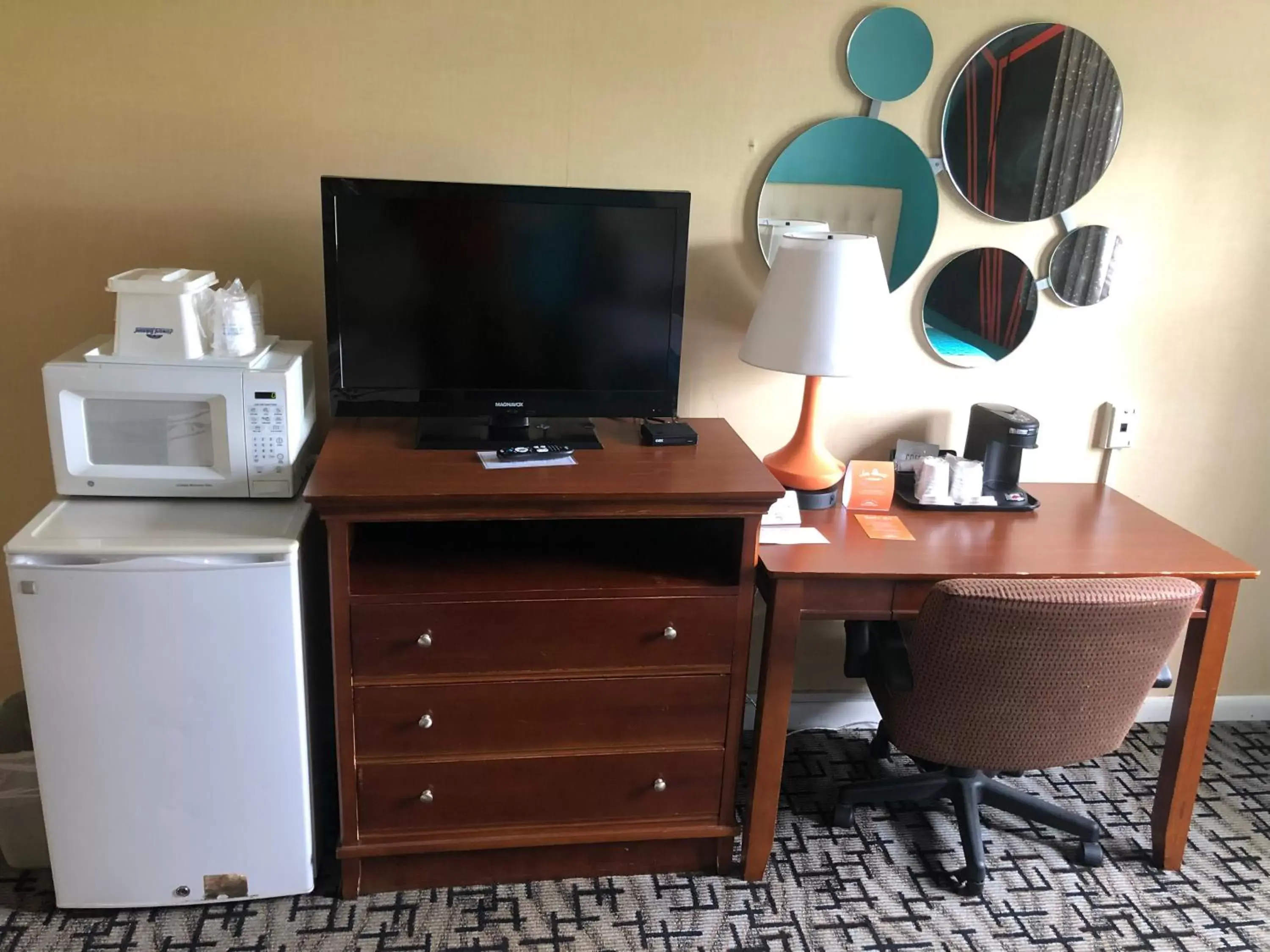 TV and multimedia, TV/Entertainment Center in Howard Johnson by Wyndham Rocky Hill