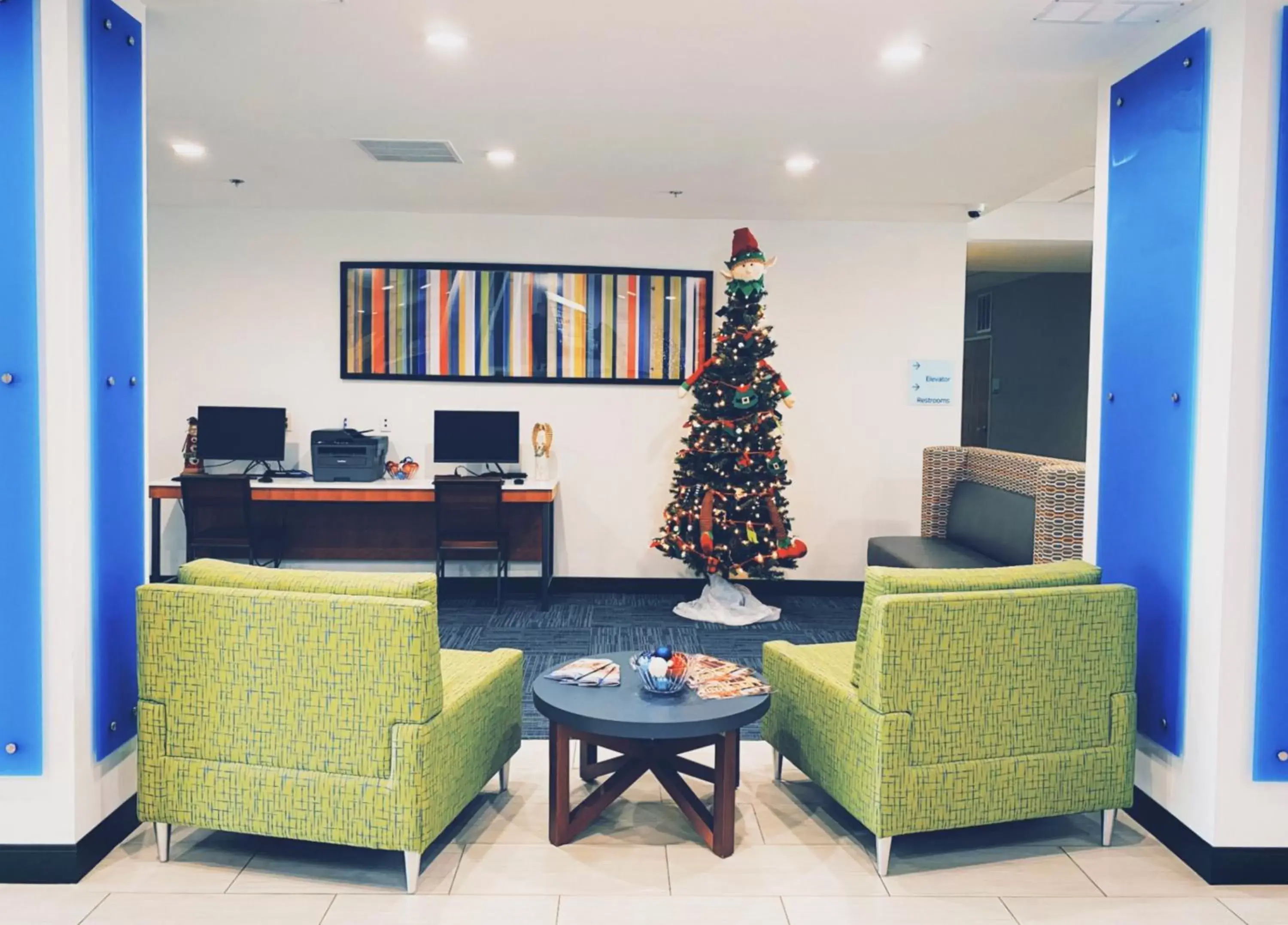Lobby or reception, Seating Area in Holiday Inn Express Hotel & Suites Logansport, an IHG Hotel