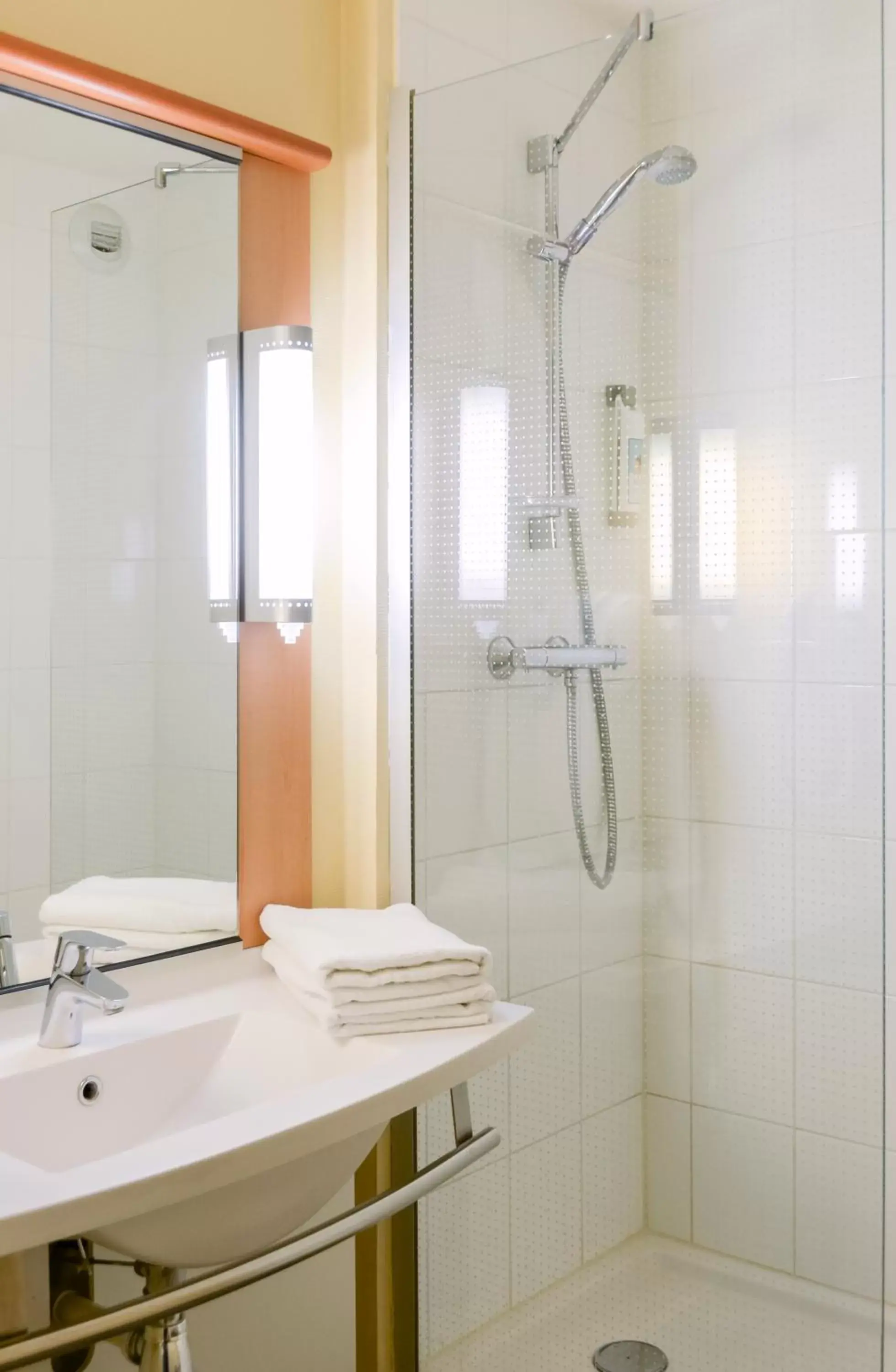 Bathroom in ibis Toulouse Aeroport