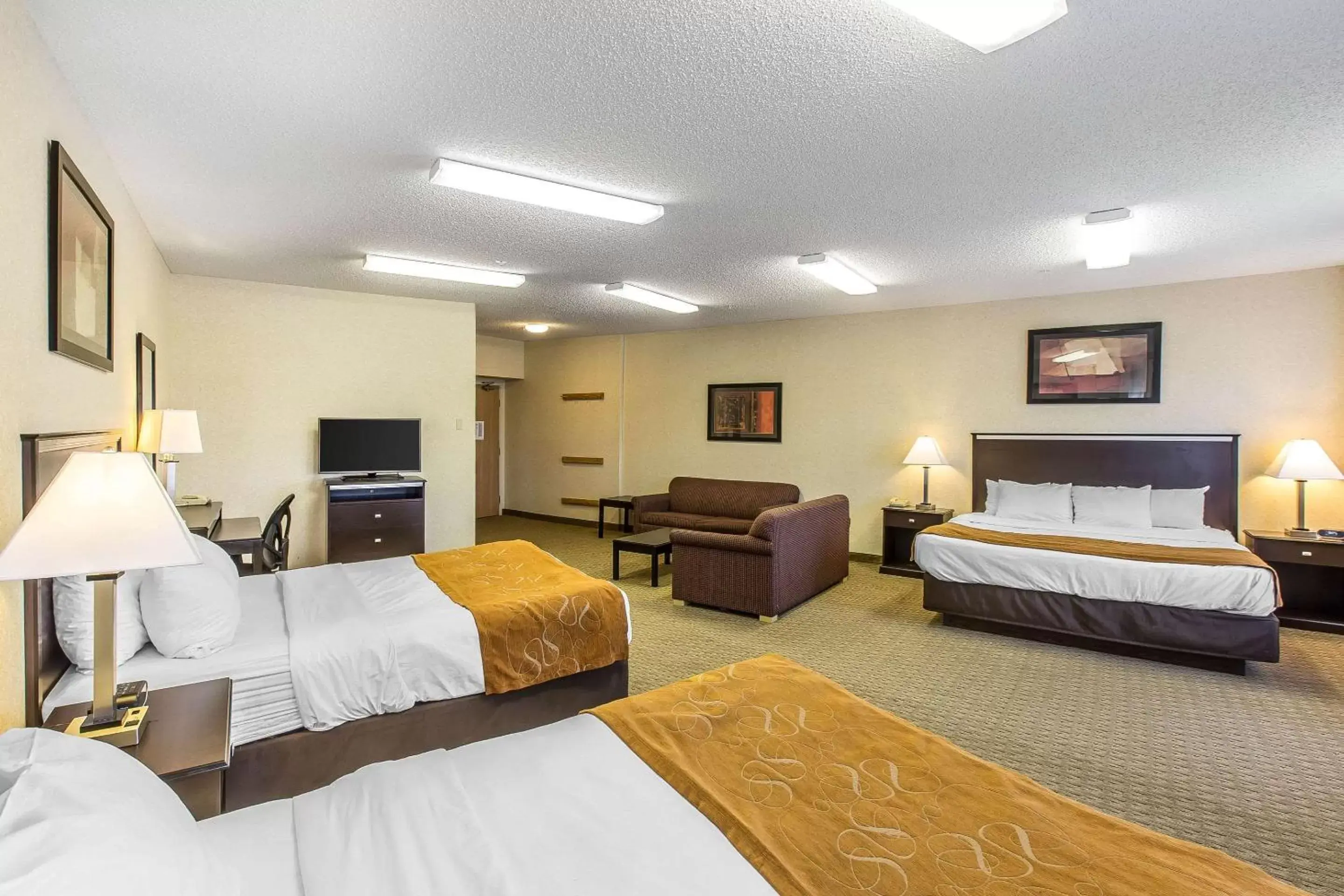 Photo of the whole room in Comfort Suites Summit County