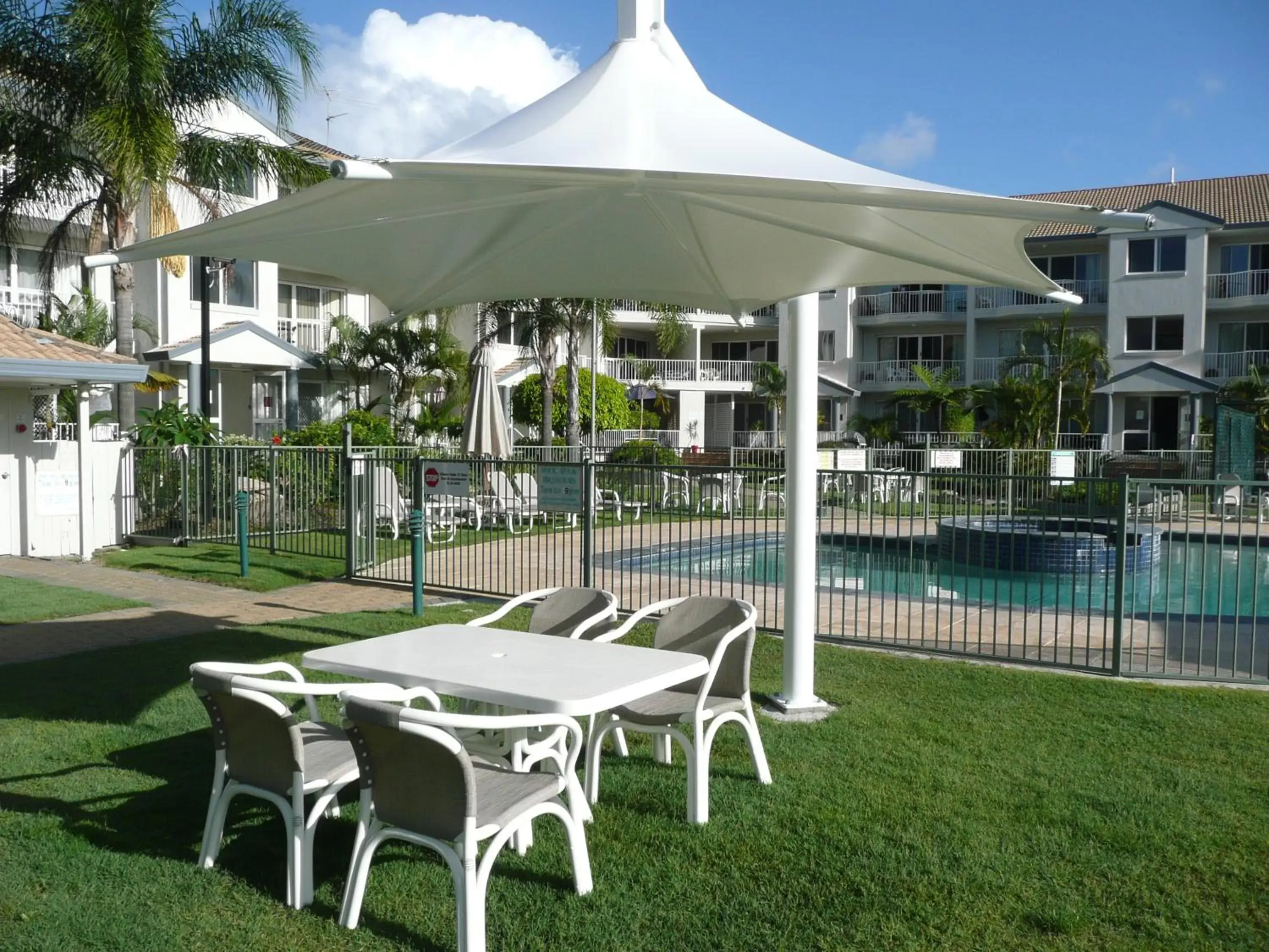 Garden, Swimming Pool in Pelican Cove Apartments