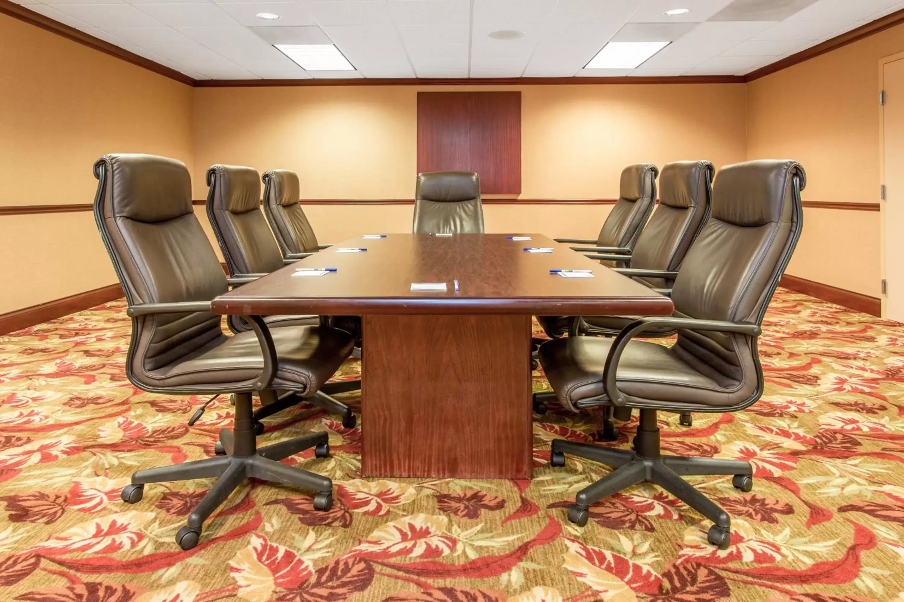 Meeting/conference room in Holiday Inn Express & Suites Bloomington, an IHG Hotel