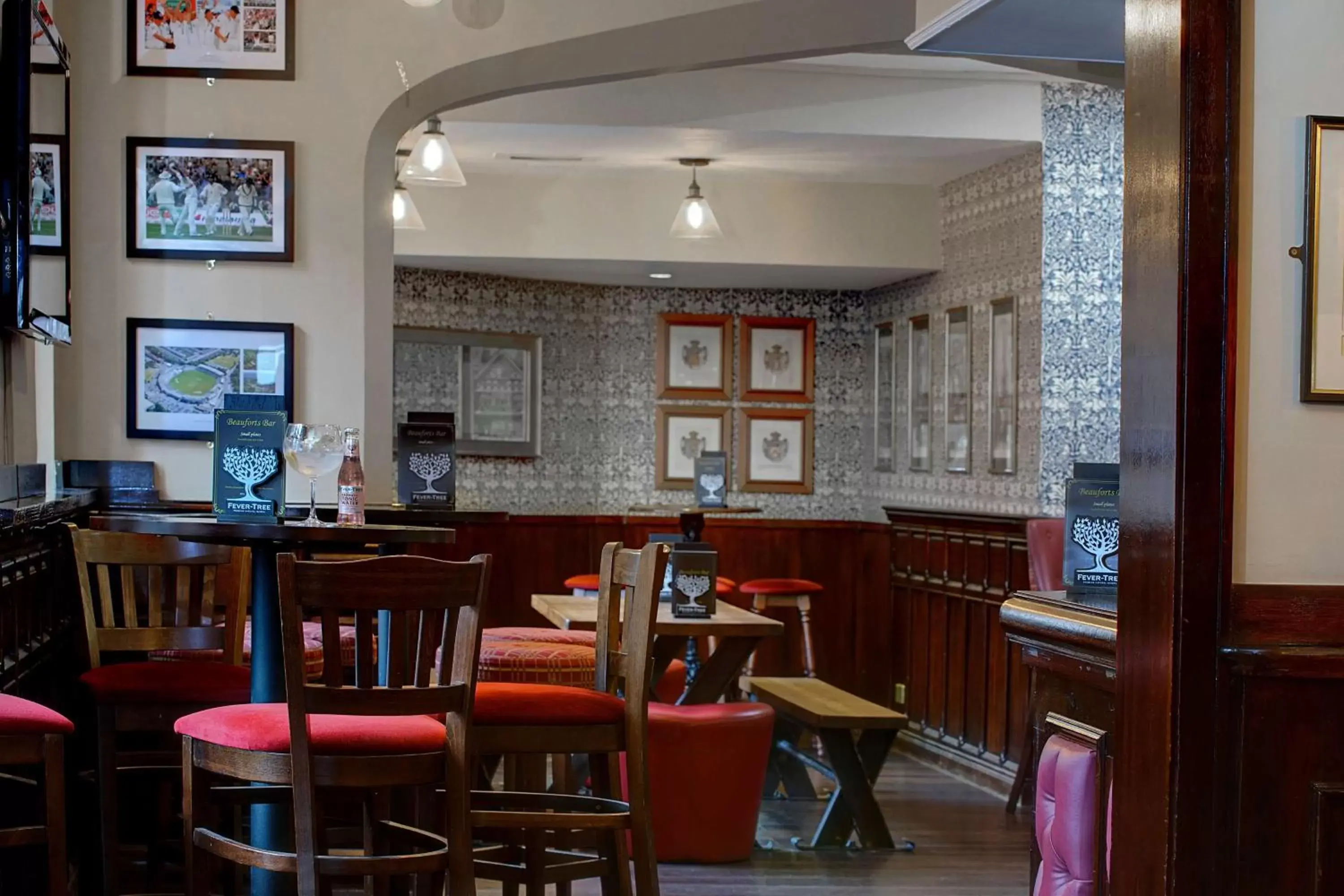 Lounge or bar, Restaurant/Places to Eat in Best Western Plough and Harrow Hotel
