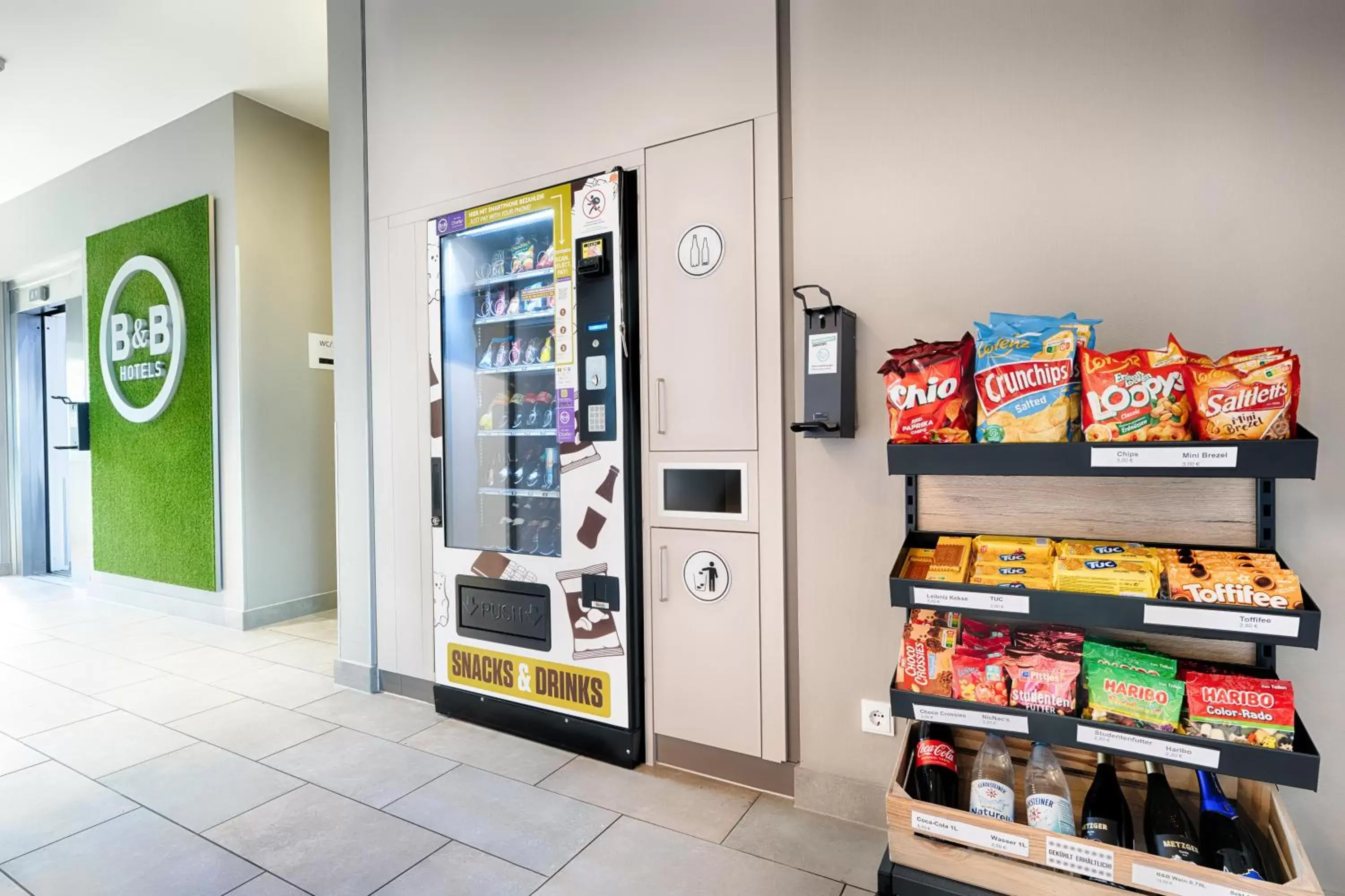 Lobby or reception, Supermarket/Shops in B&B Hotel Berlin-Airport