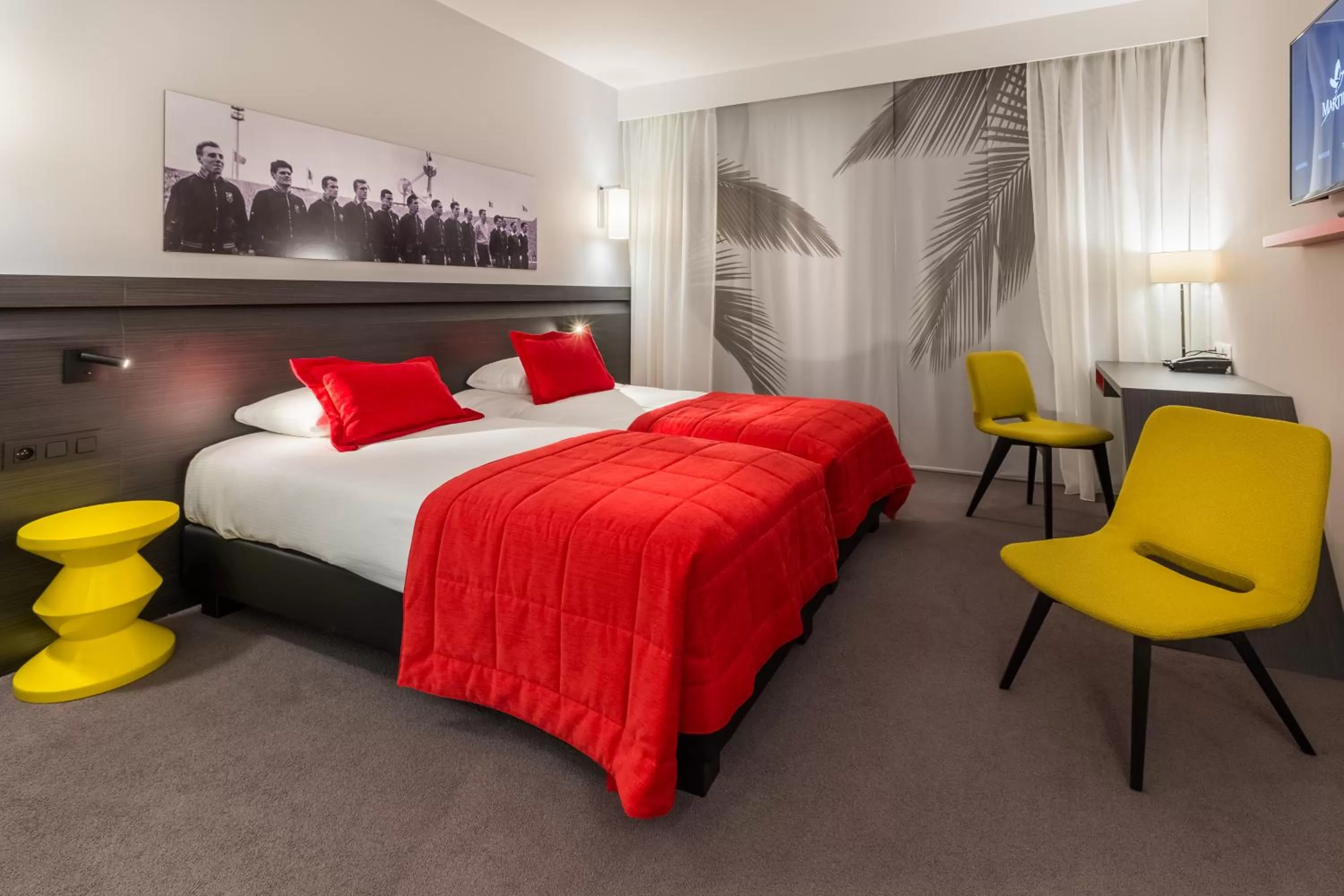 Photo of the whole room, Bed in Martin's Red