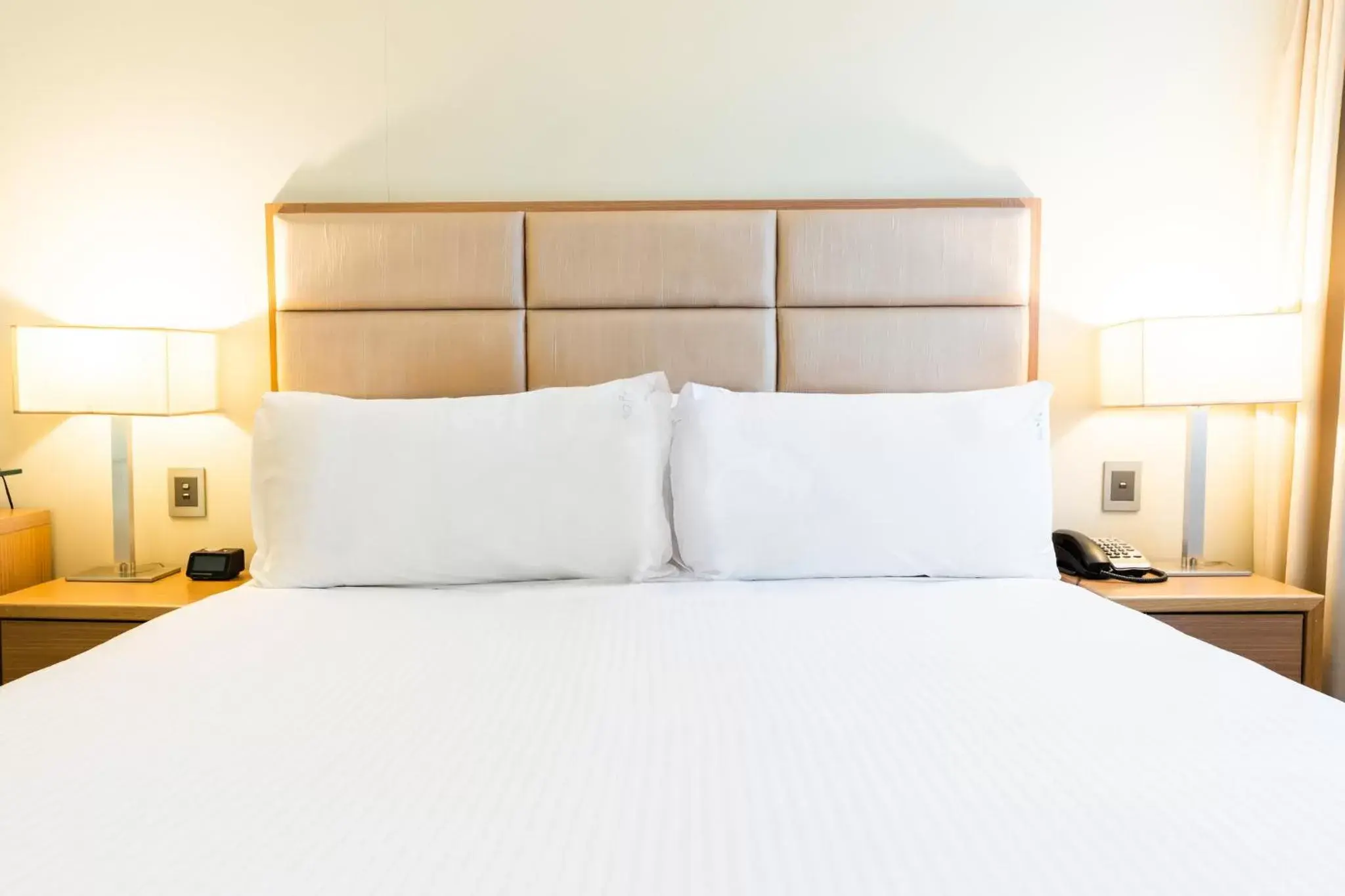 Photo of the whole room, Bed in Holiday Inn Parramatta, an IHG Hotel