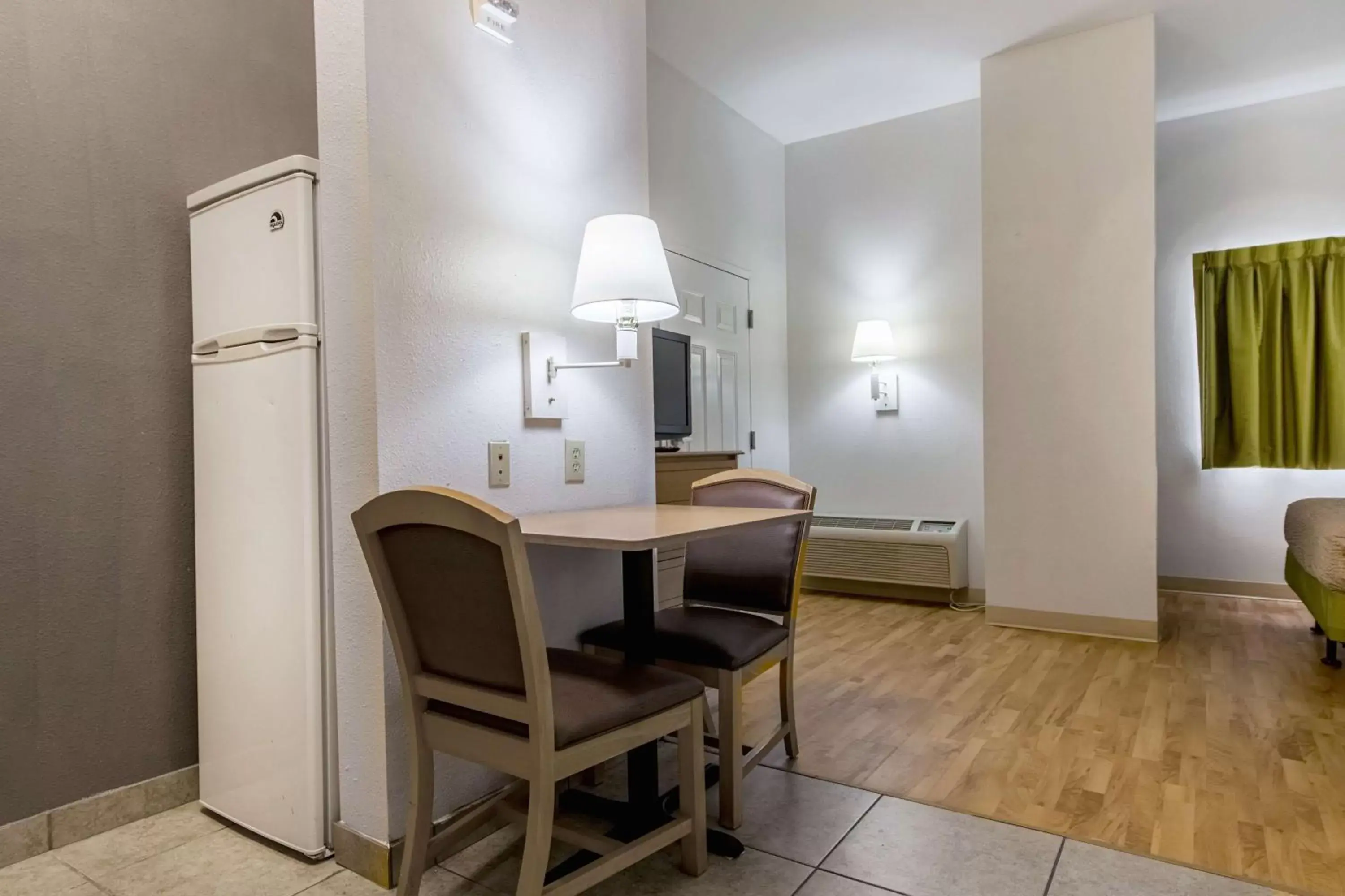 Kitchen or kitchenette, Dining Area in Studio 6-Lafayette, LA - Broussard