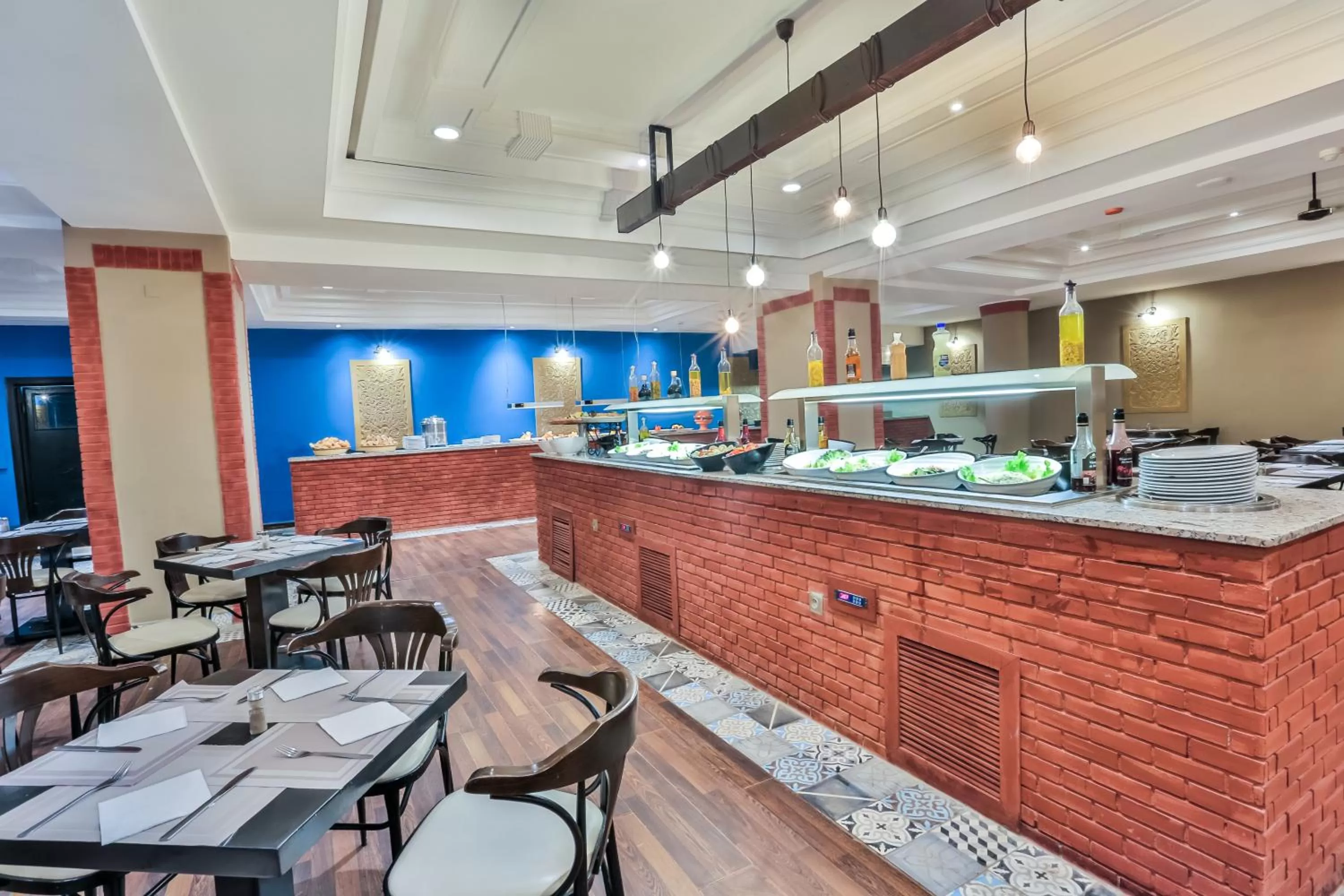 Restaurant/places to eat in Club Paradisio