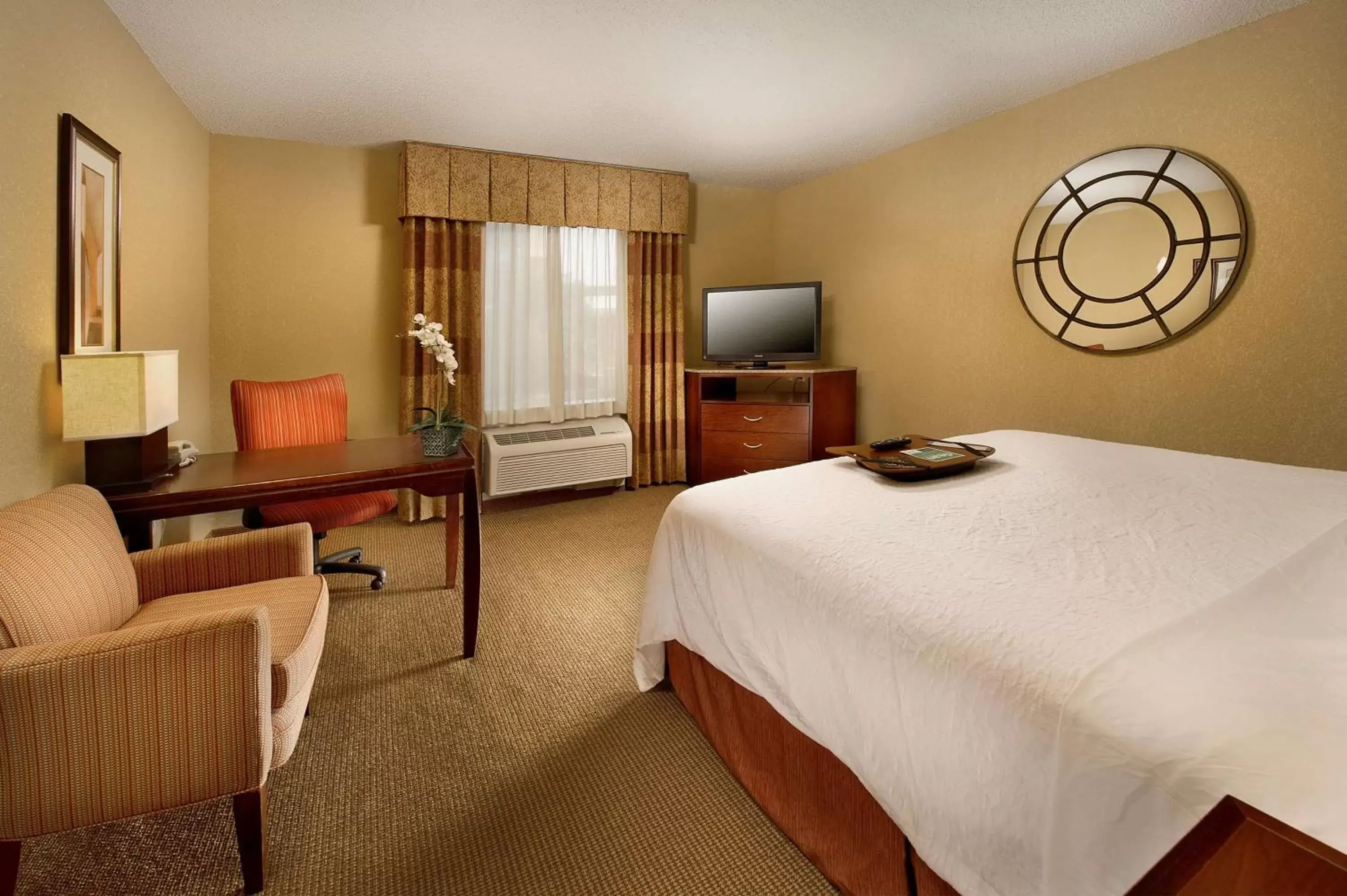 Bedroom in Hampton Inn and Suites San Antonio Airport