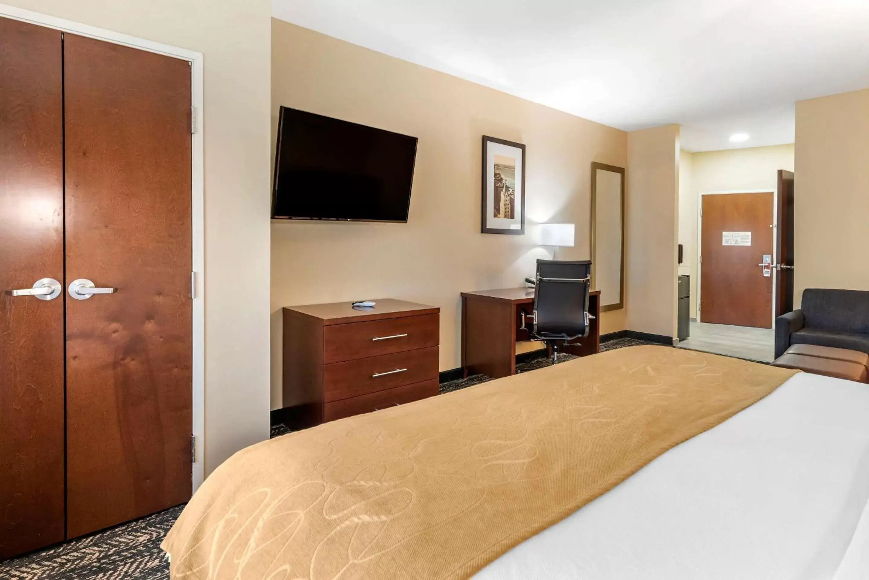 Photo of the whole room, Bed in Comfort Suites West Memphis I-40 I-55