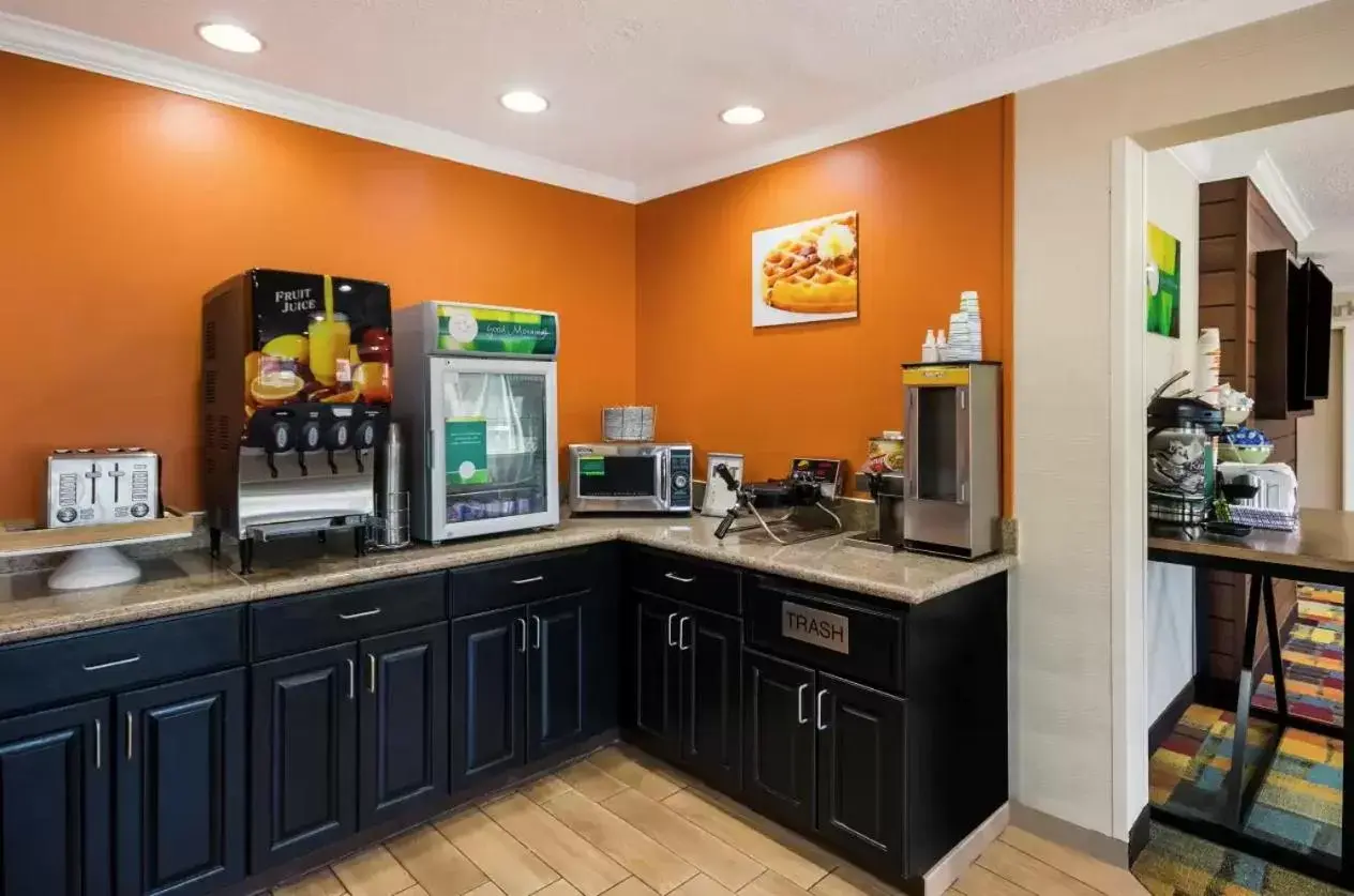 Kitchen/Kitchenette in Quality Inn & Suites Bozeman