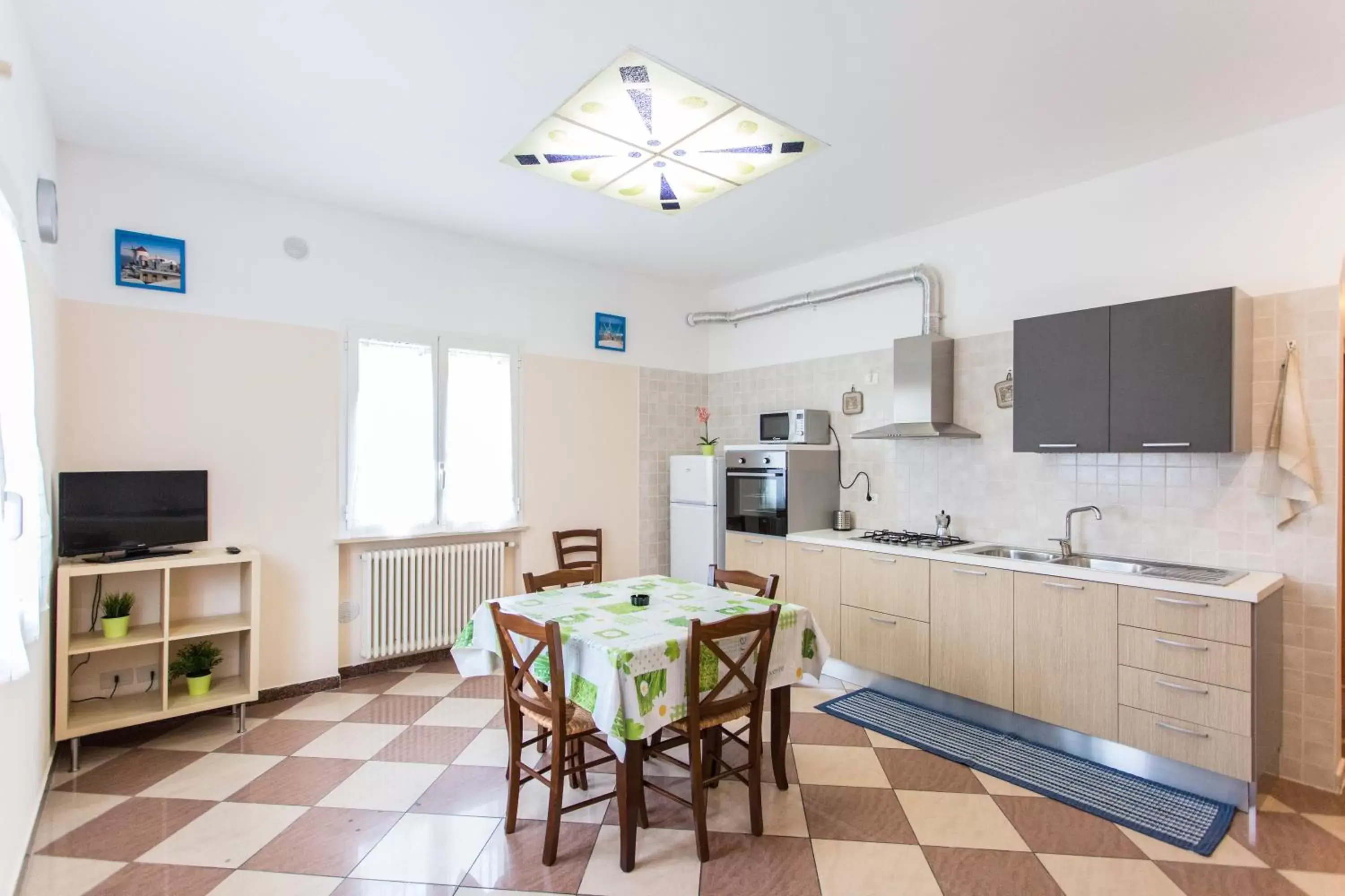 Kitchen or kitchenette, Dining Area in Residence Kimba