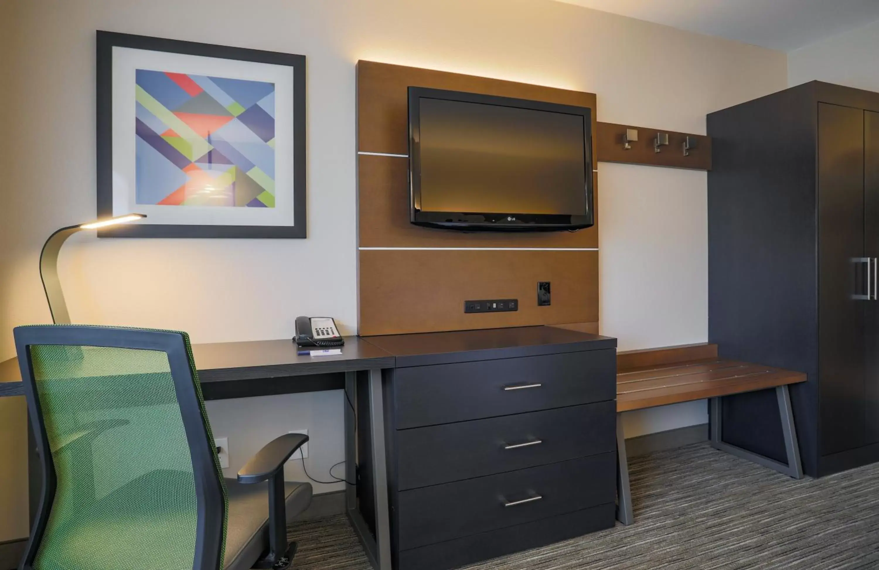 Photo of the whole room, TV/Entertainment Center in Holiday Inn Express Prescott, an IHG Hotel