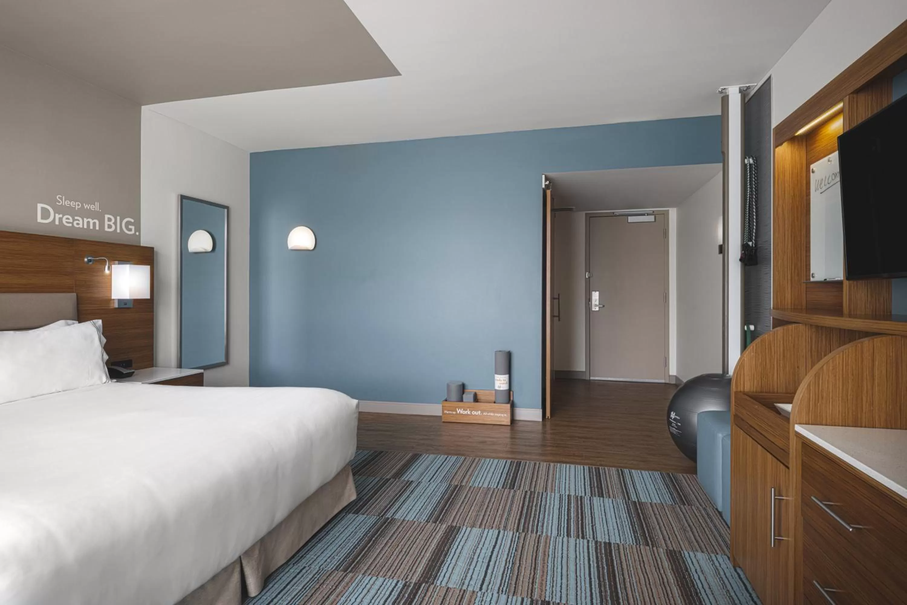Photo of the whole room, Bed in EVEN Hotel Seattle Downtown - Lake Union by IHG