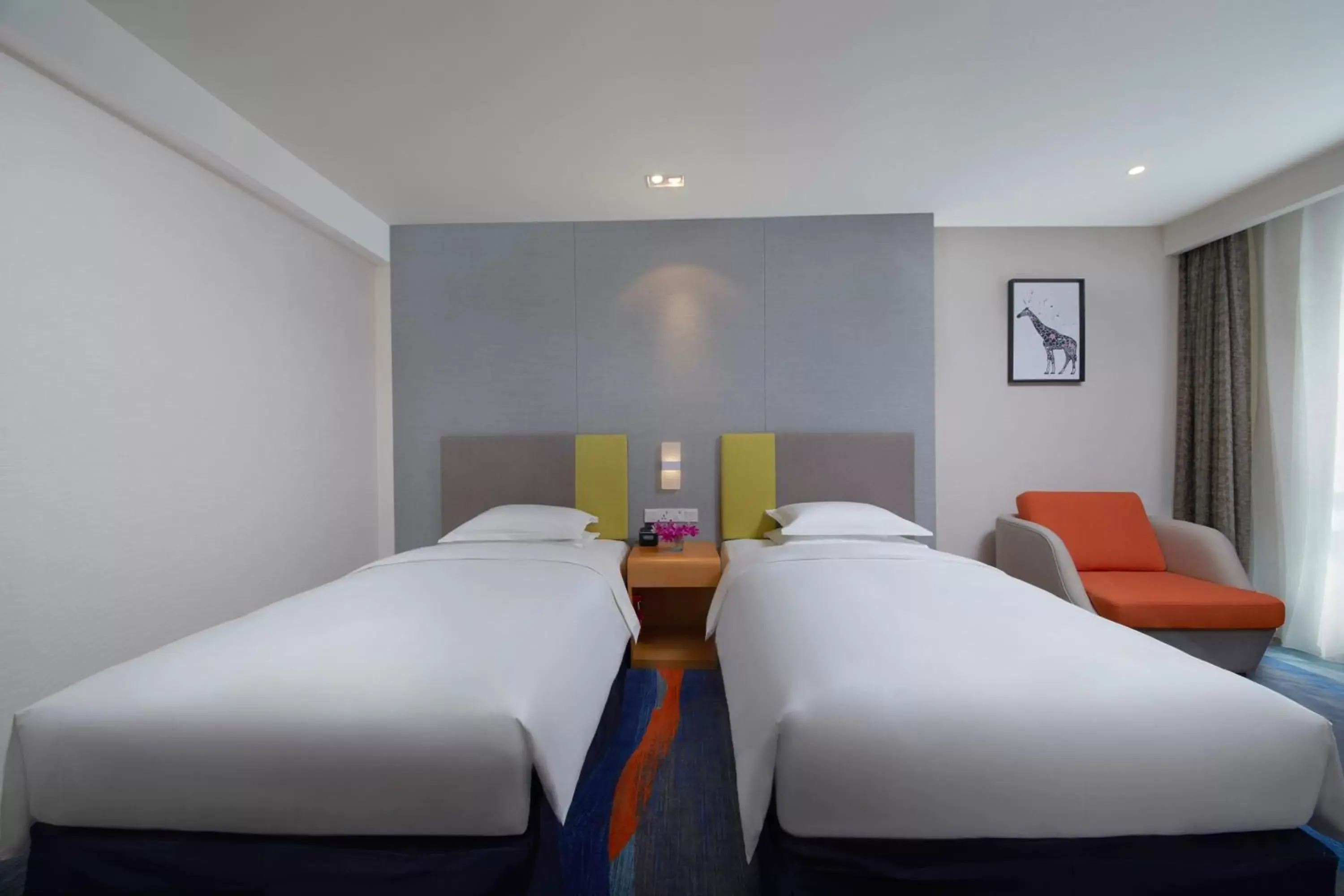 Photo of the whole room, Bed in Holiday Inn Express Zhengzhou Zhengdong, an IHG Hotel