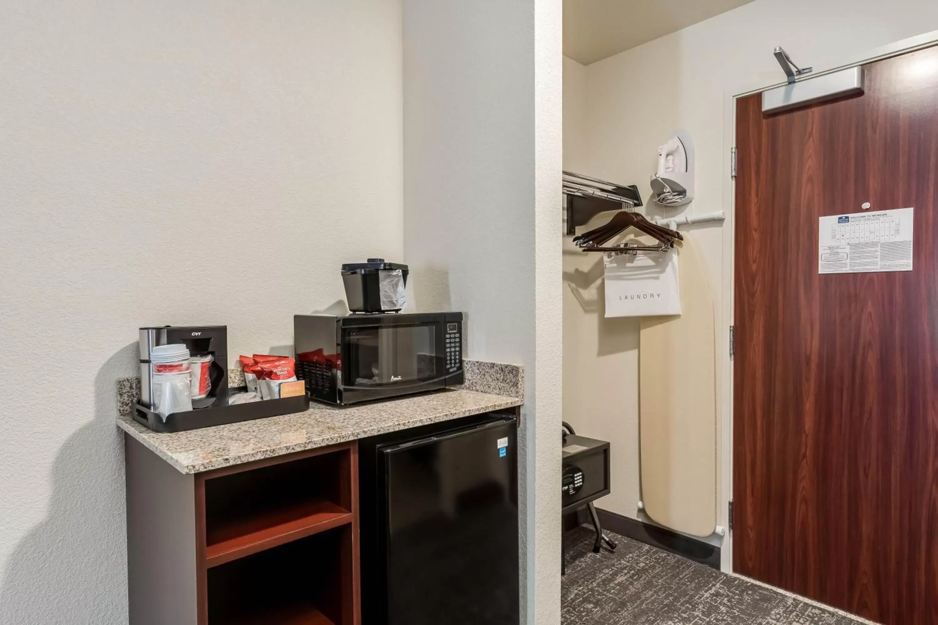 Coffee/tea facilities, Kitchen/Kitchenette in Cobblestone Hotel & Suites - Morgan