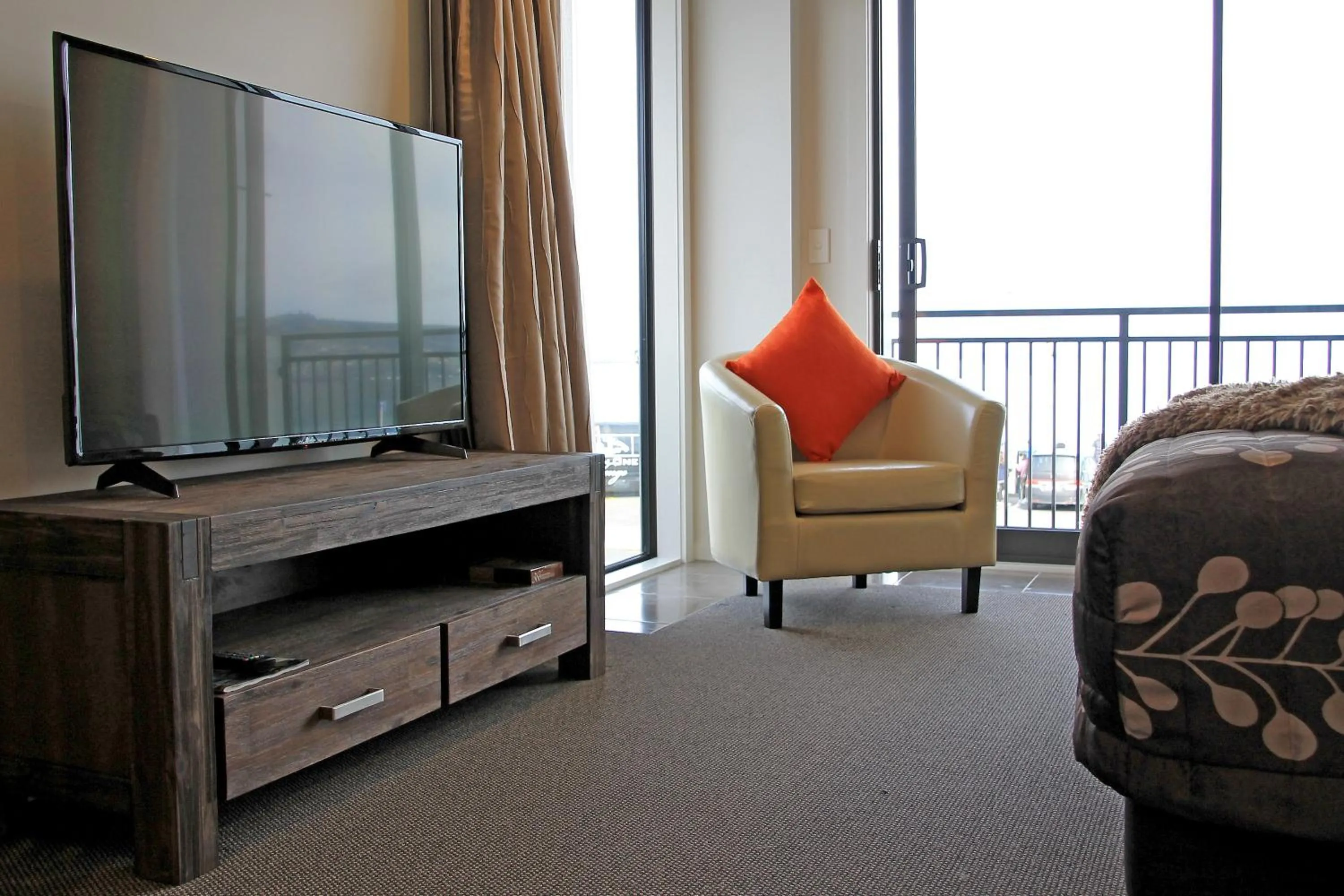 Seating area in Acacia Lake View Motel